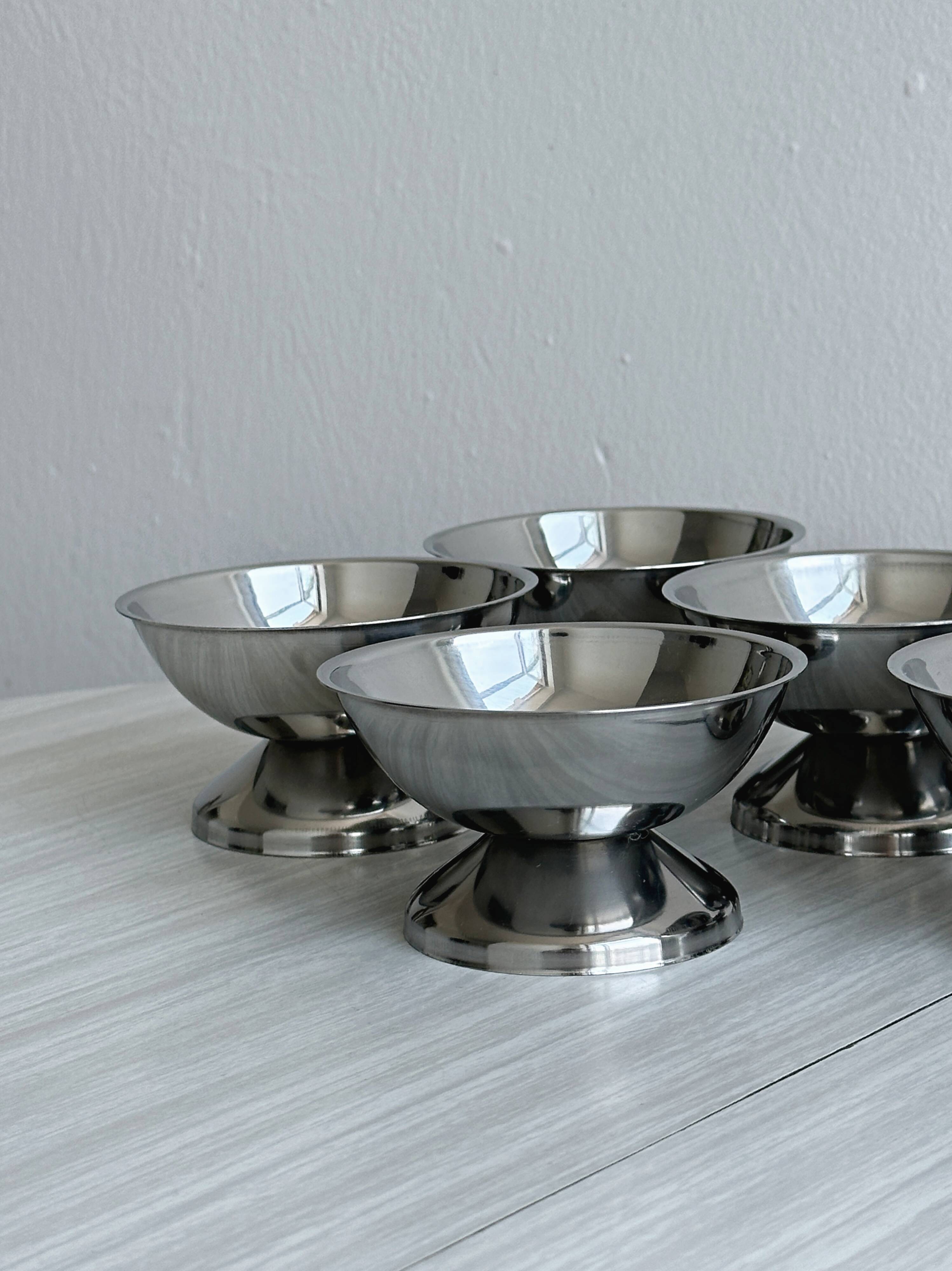 Set of 6 stainless steel footed bowls