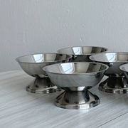 6 coupelles sur pied en inox