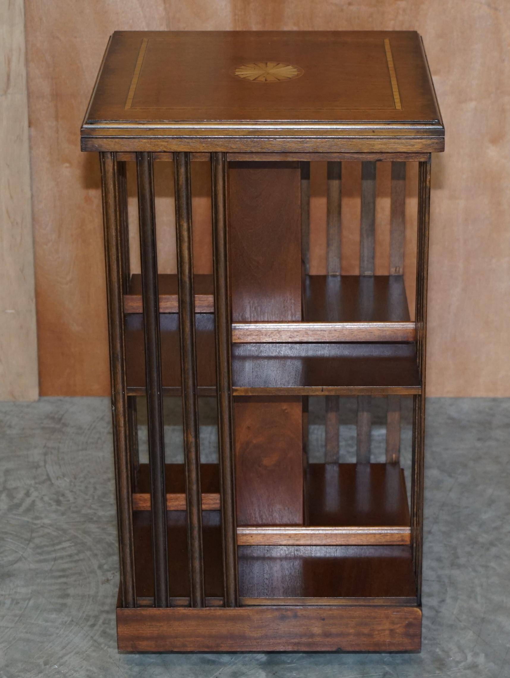 Table bibliothèque tournante en acajou et bois de satin style Sheraton Revival