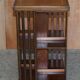 Table bibliothèque tournante en acajou et bois de satin style Sheraton Revival