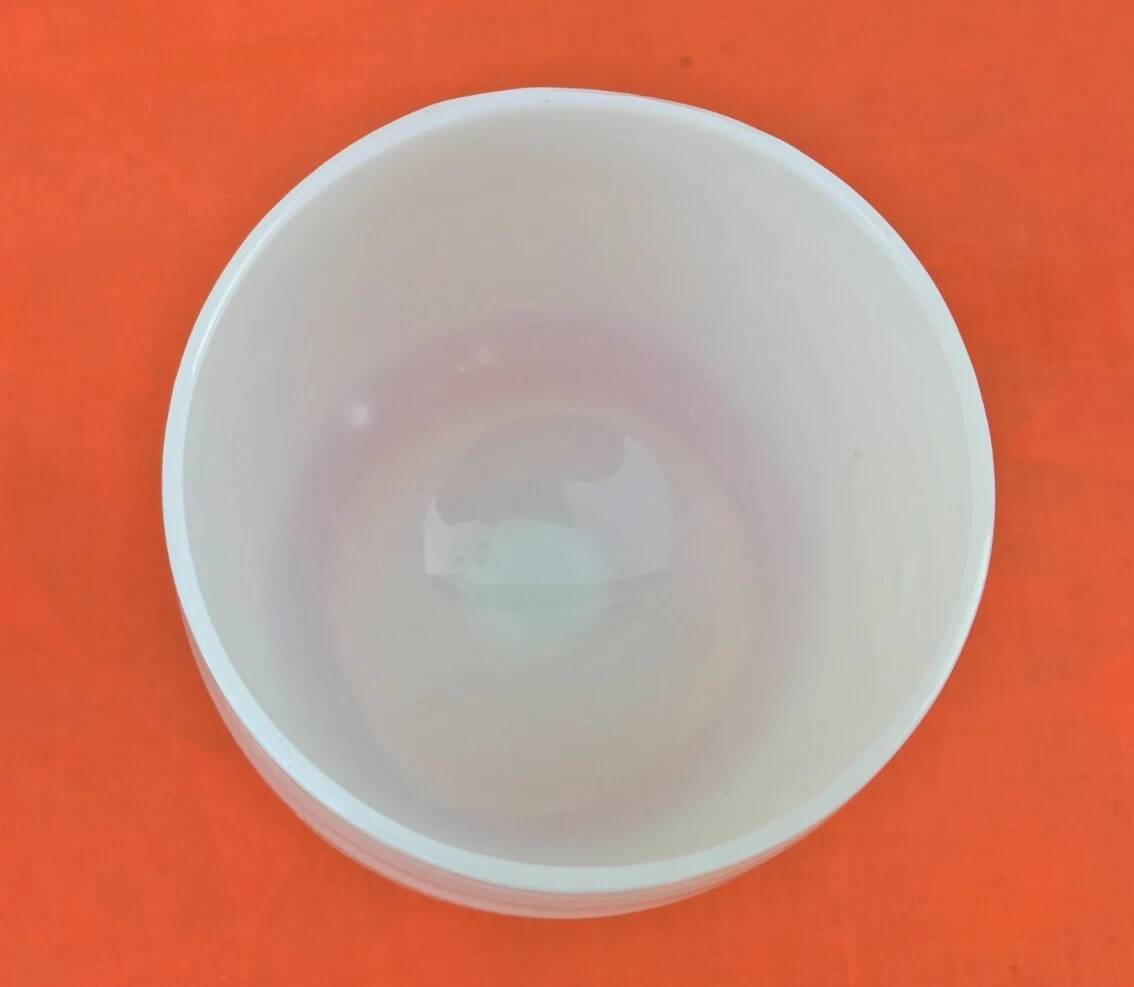 Footed cup / Opaline chalice White milk white