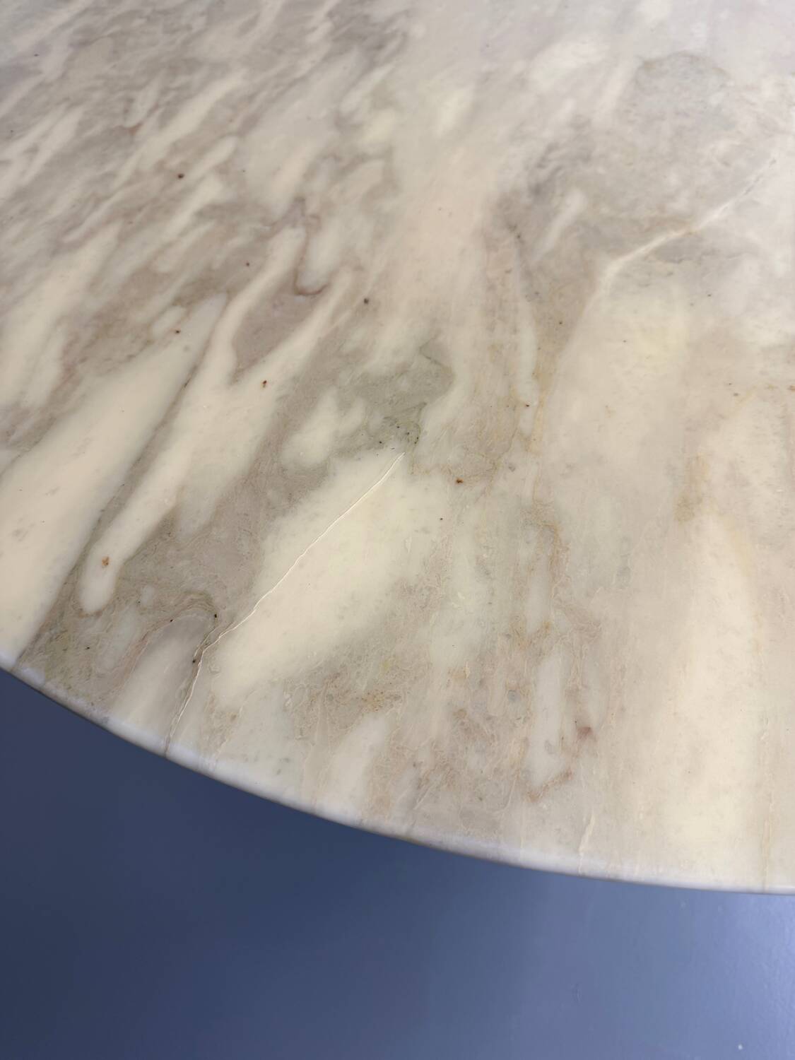 Veined marble round table with central base, Italian design from the 1970s.