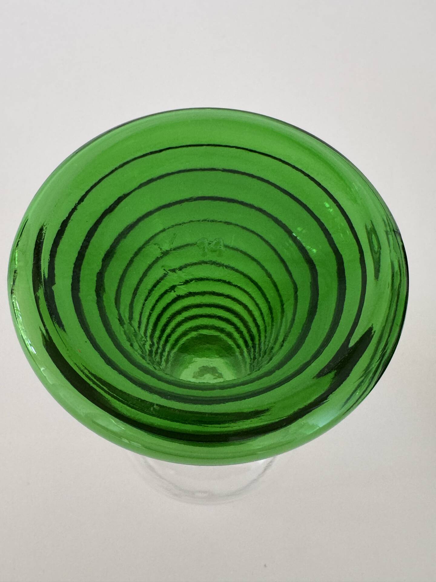 Un ensemble de 6 verres à vin vintage MCM en forme de ruche verte.
