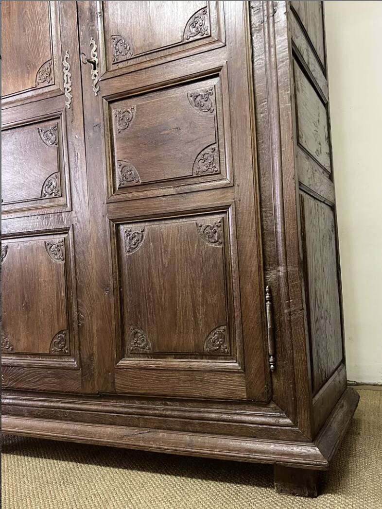 Louis XV carved wooden wardrobe from the 18th century