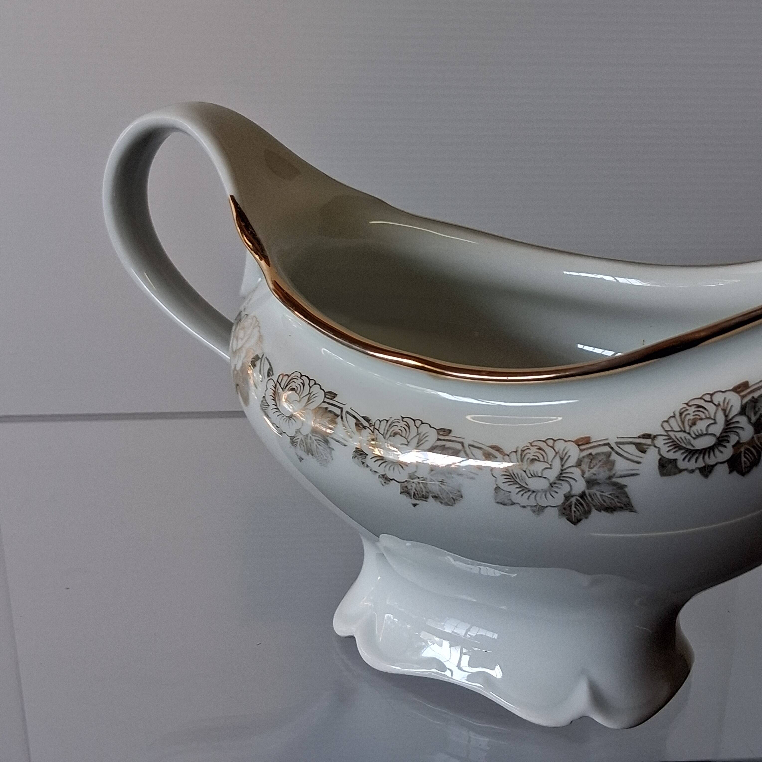 Very pretty porcelain sauceboat from Vierzon in very good condition.