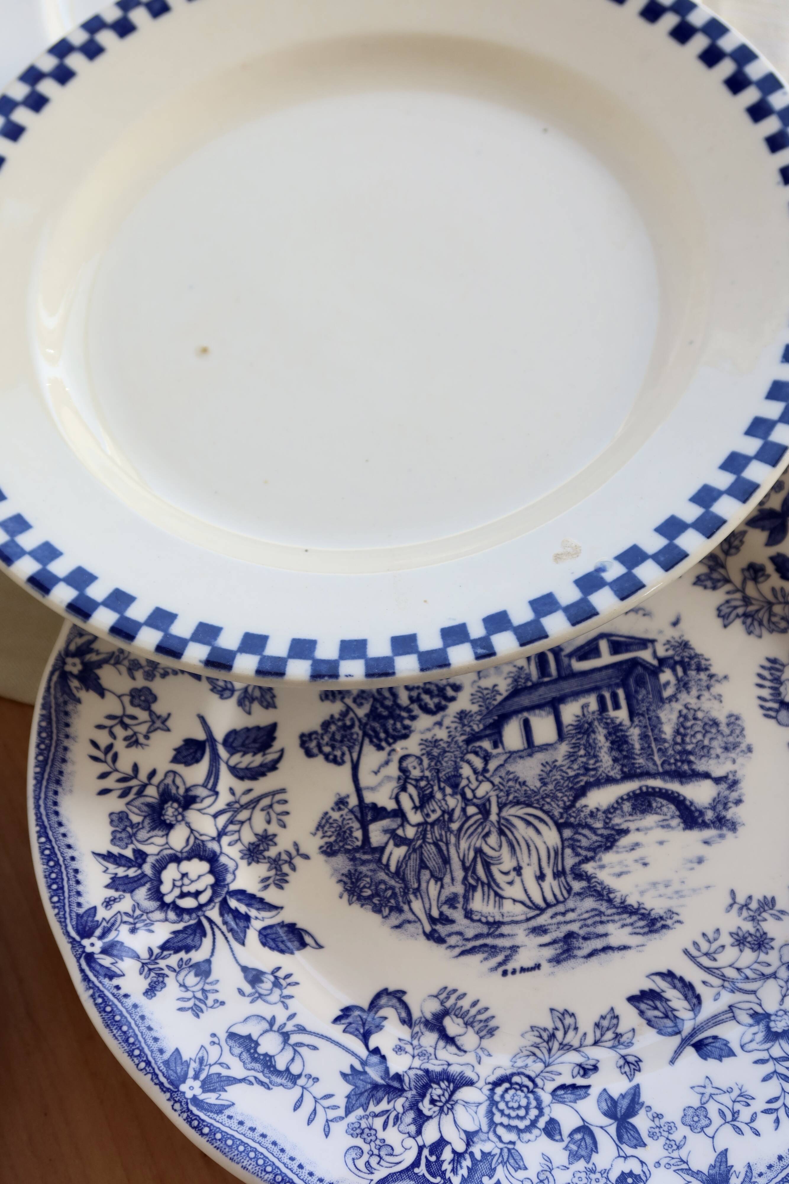 6 mismatched antique blue and white dinner plates – earthenware, porcelain