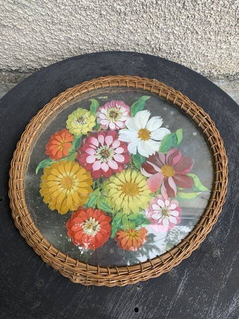 Plateau en verre peint à la main, motif floral et tour en rotin tressé, signé Delbel, vintage