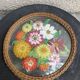 Plateau en verre peint à la main, motif floral et tour en rotin tressé, signé Delbel, vintage