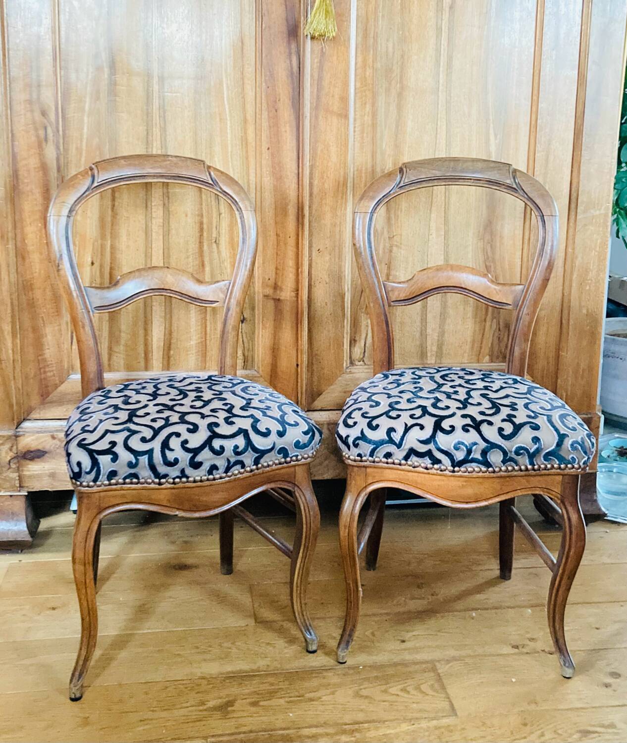 Chaises Louis Philippe en noyer époque XIXe, tapissées à neuf