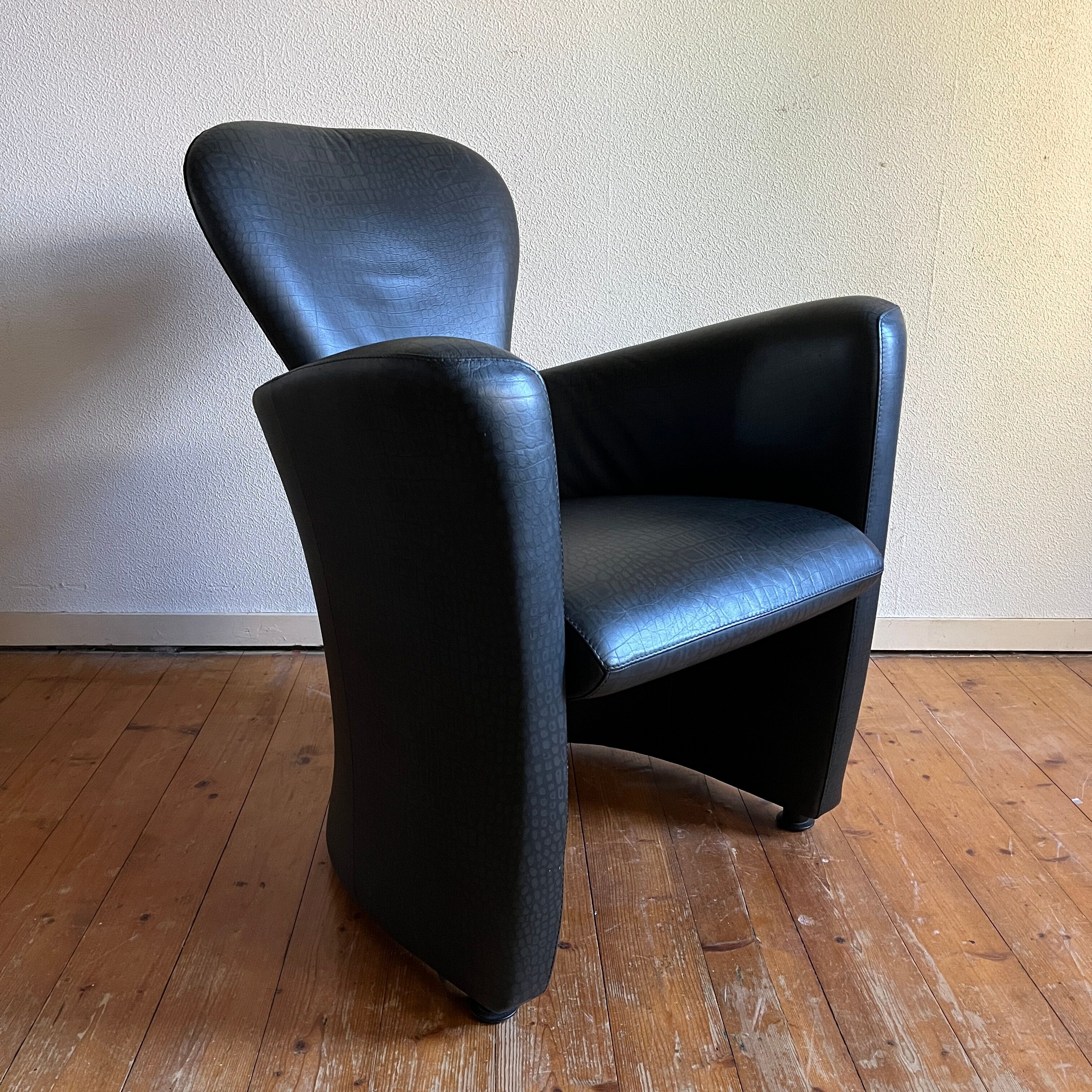 Dutch design easy chair Amphora by Leolux faux leather upholstery