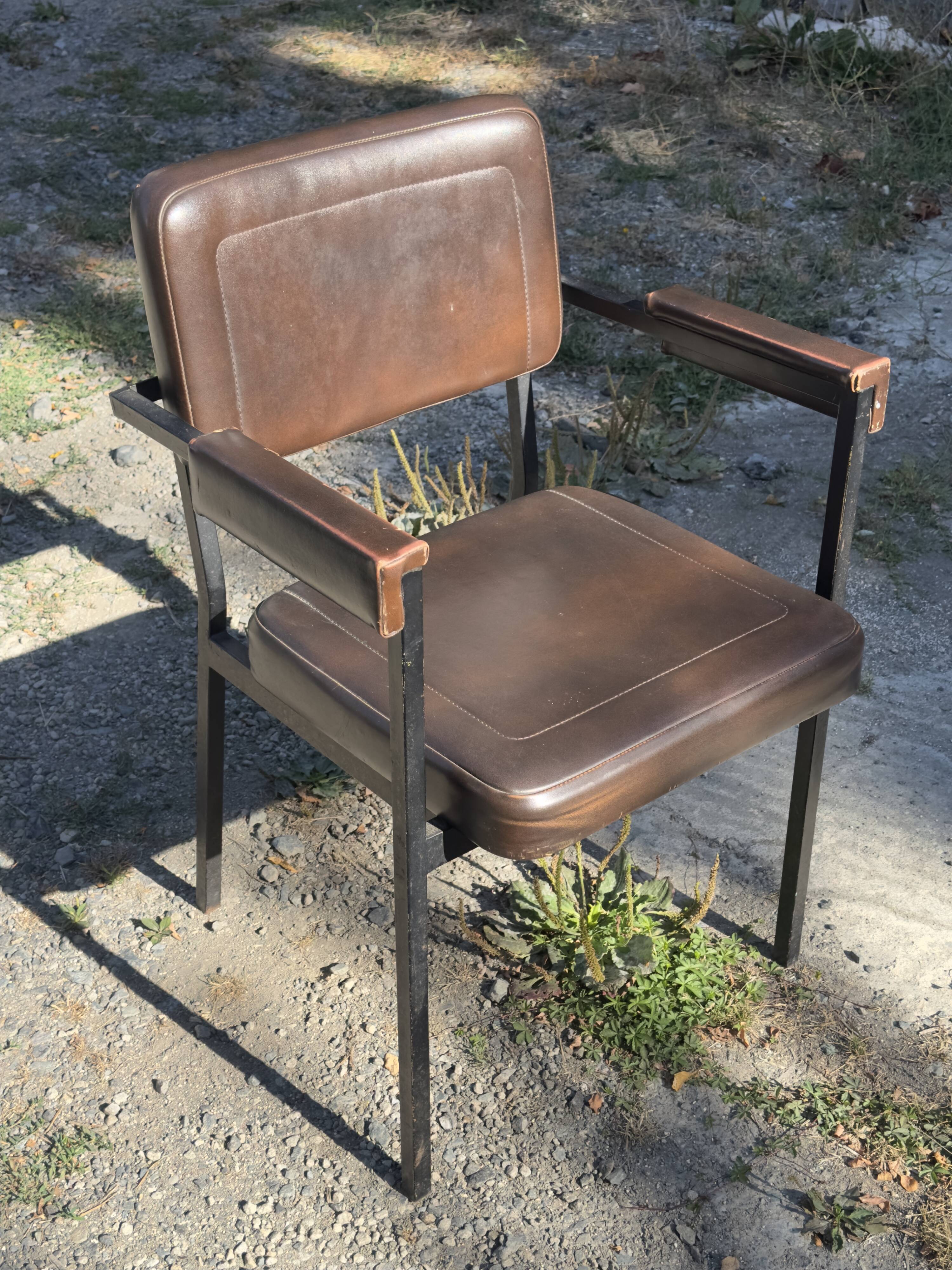 Paire de fauteuils de réunion vintage marron chocolat