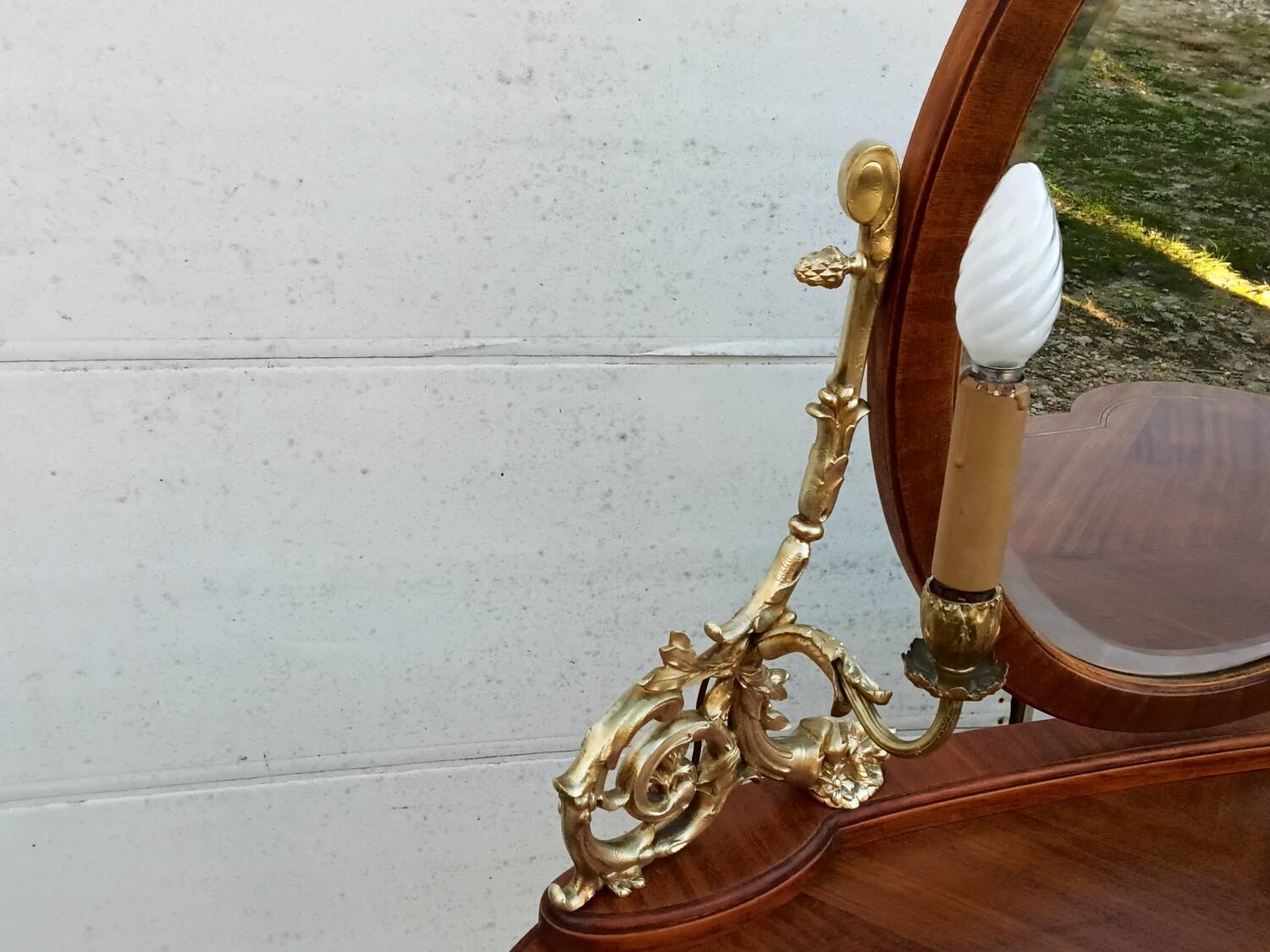 Kidney dressing table