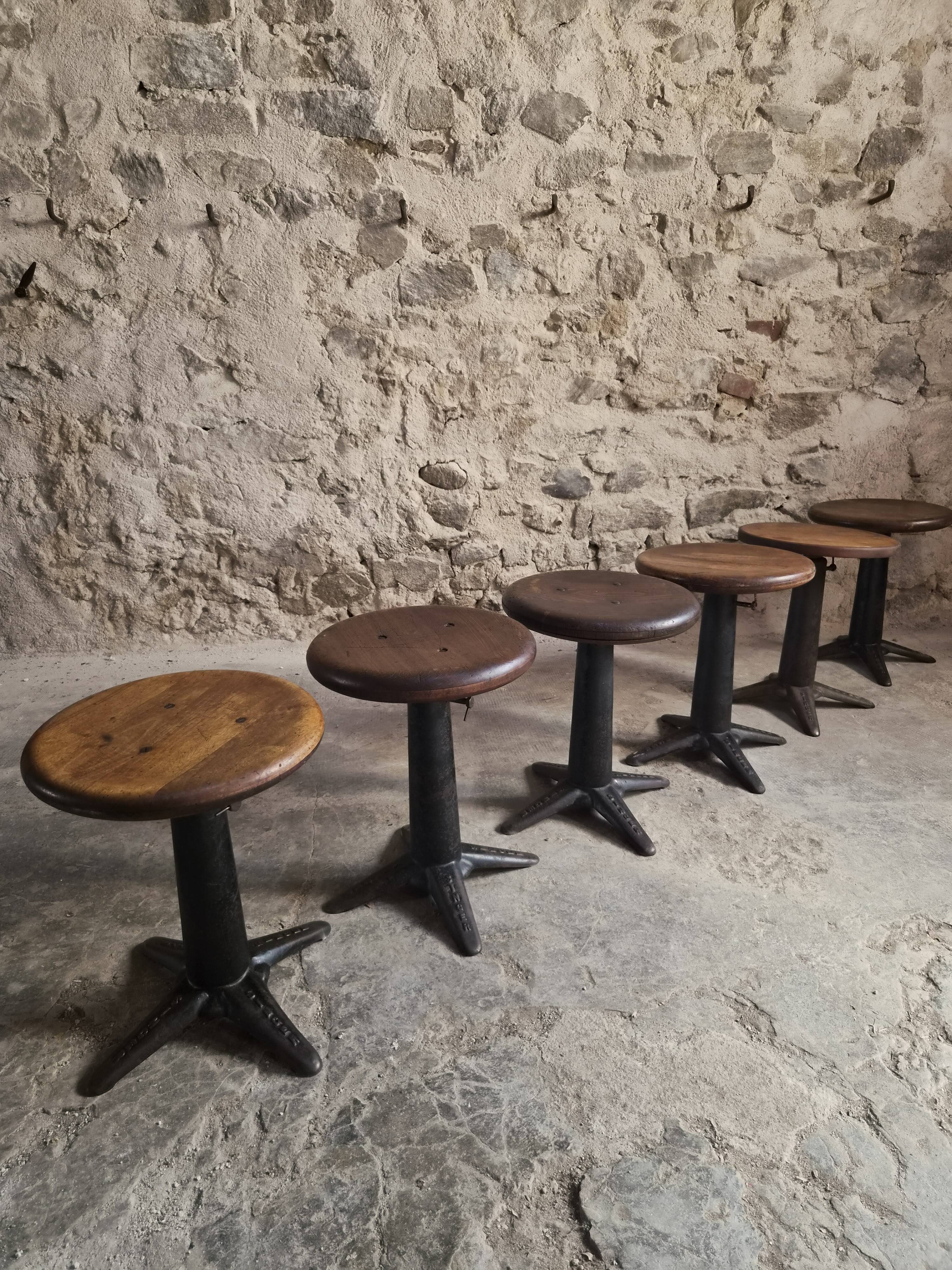Ensemble de 6 tabourets industriels réglables Singer anciens, France, vers 1900–1930