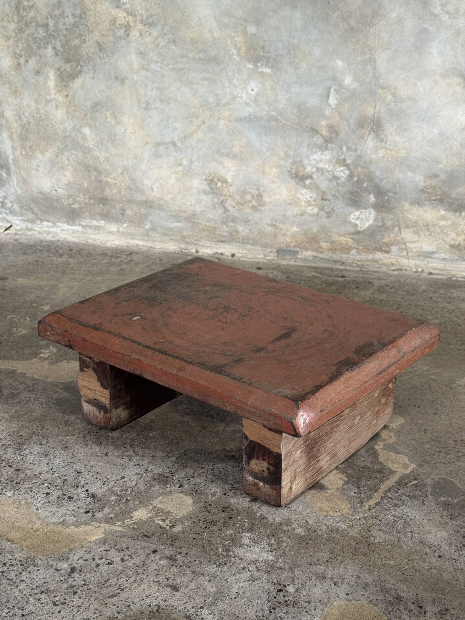 Tabouret d'appoint en teck upcyclé, chromie rouge