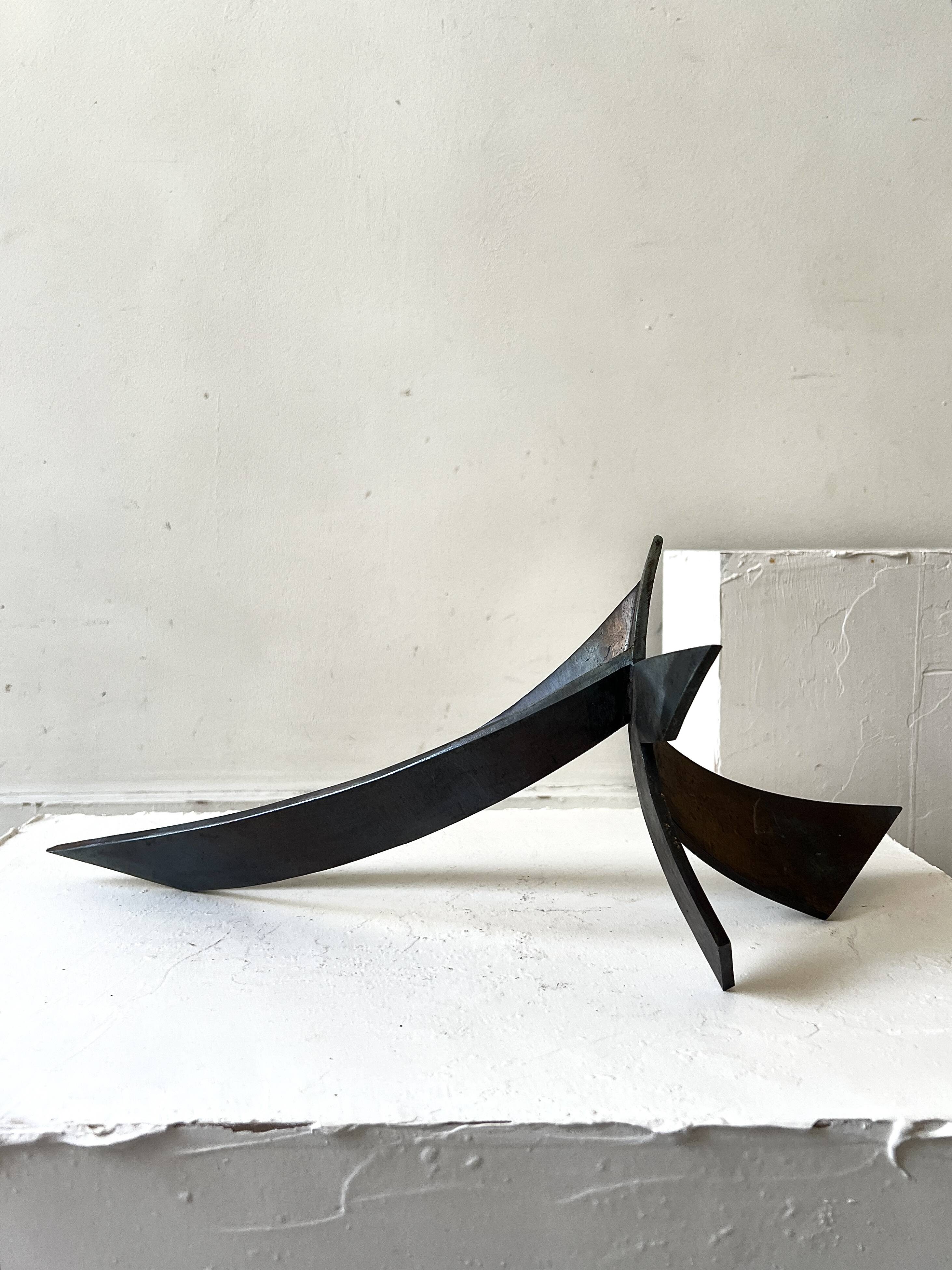 Sculpture abstraite en bronze veritable et signée, modernisme 1970