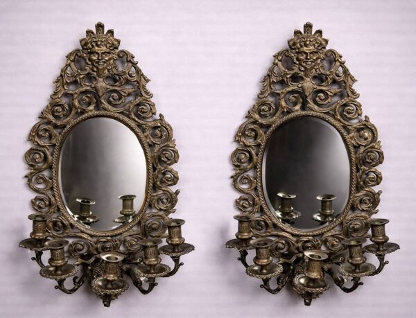 Paire de miroirs muraux anciens en bronze – style baroque, avec bougeoirs intégrés