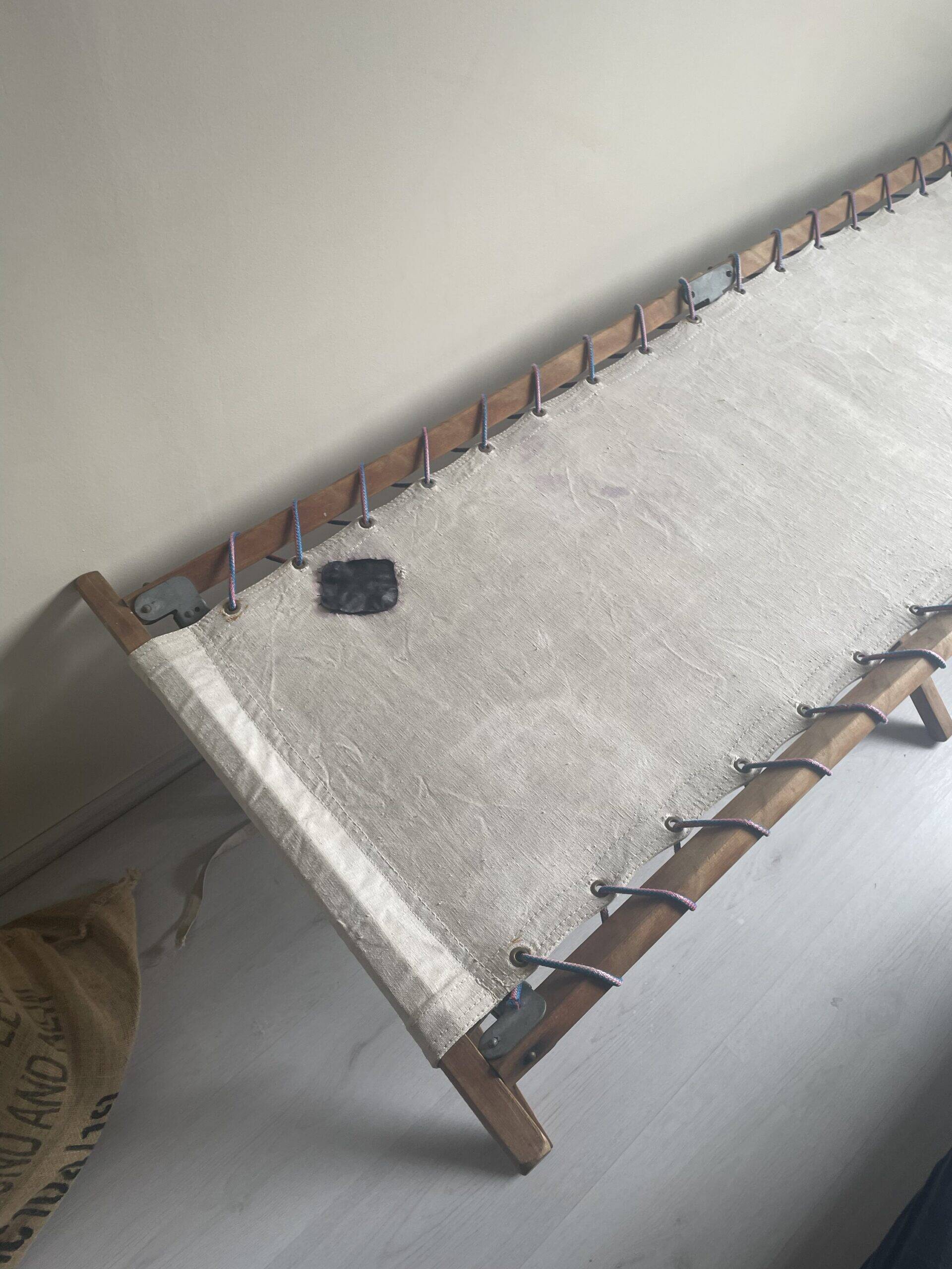 Camp bed / folding bed