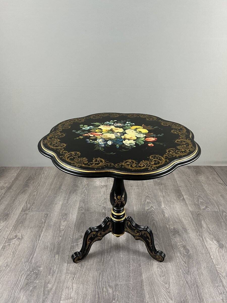 Napoleon III lacquered gueridon table with floral decoration, 19th century.