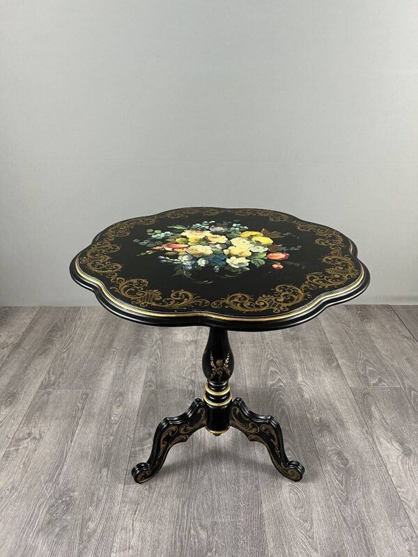 Table, guéridon Napoléon III laqué à décor floral, XIXe siècle