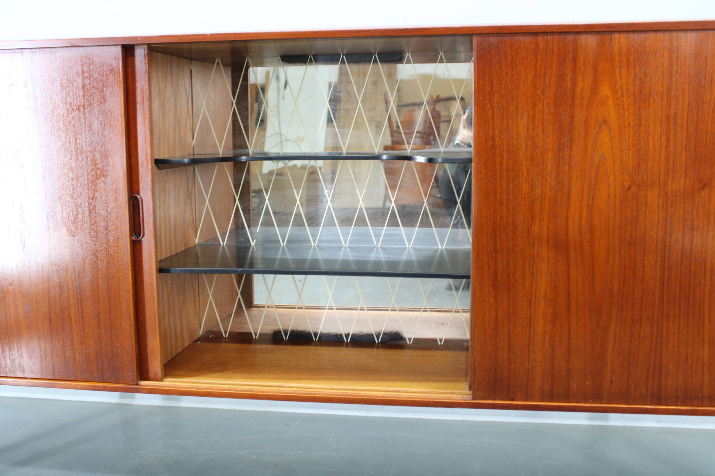 Buffet en teck danois des années 60 avec portes coulissantes.