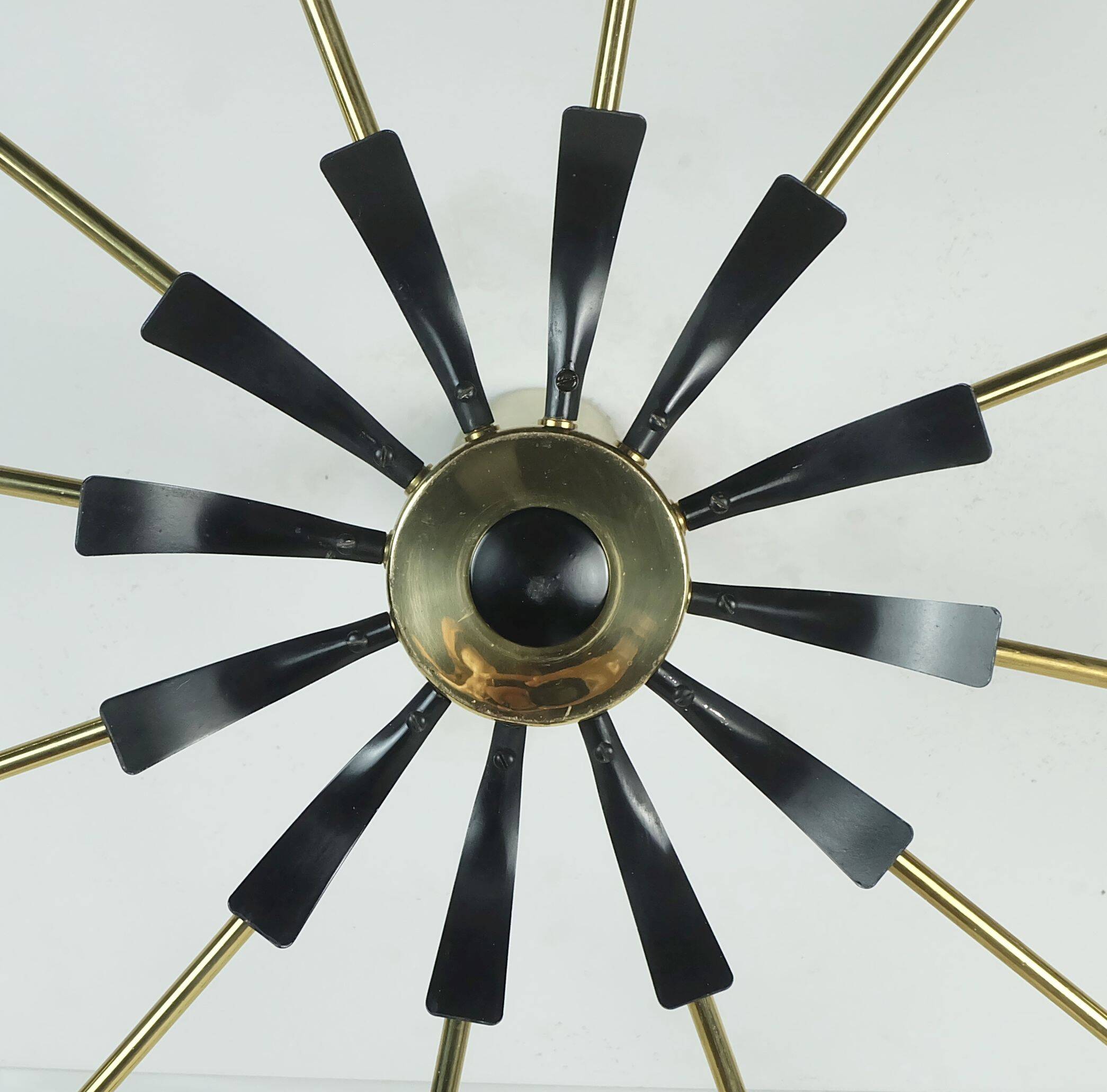 Grand plafonnier araignée Sputnik à 12 lumières, en laiton et métal noir, années 1950