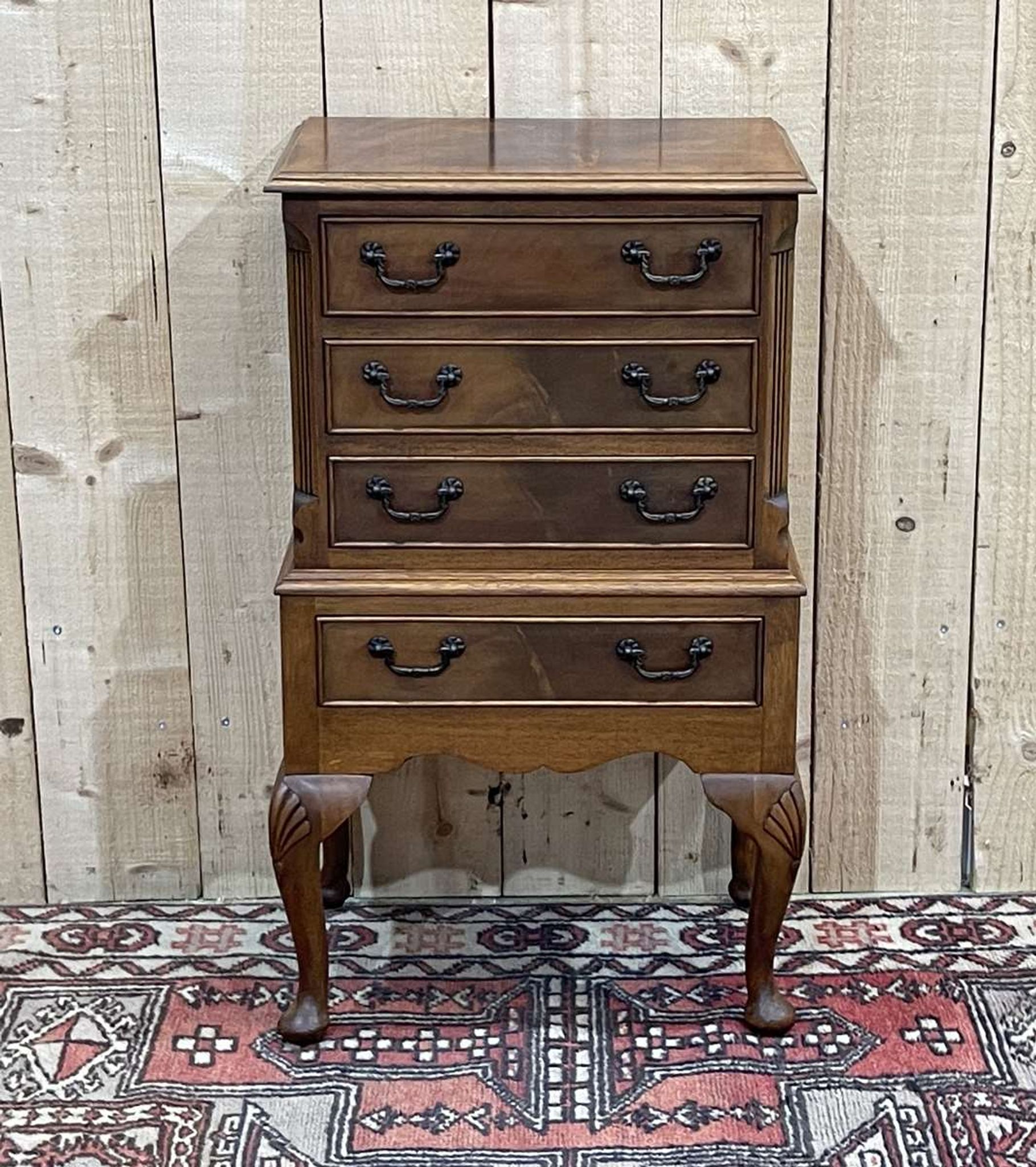 Petite commode anglaise en acajou des années 50