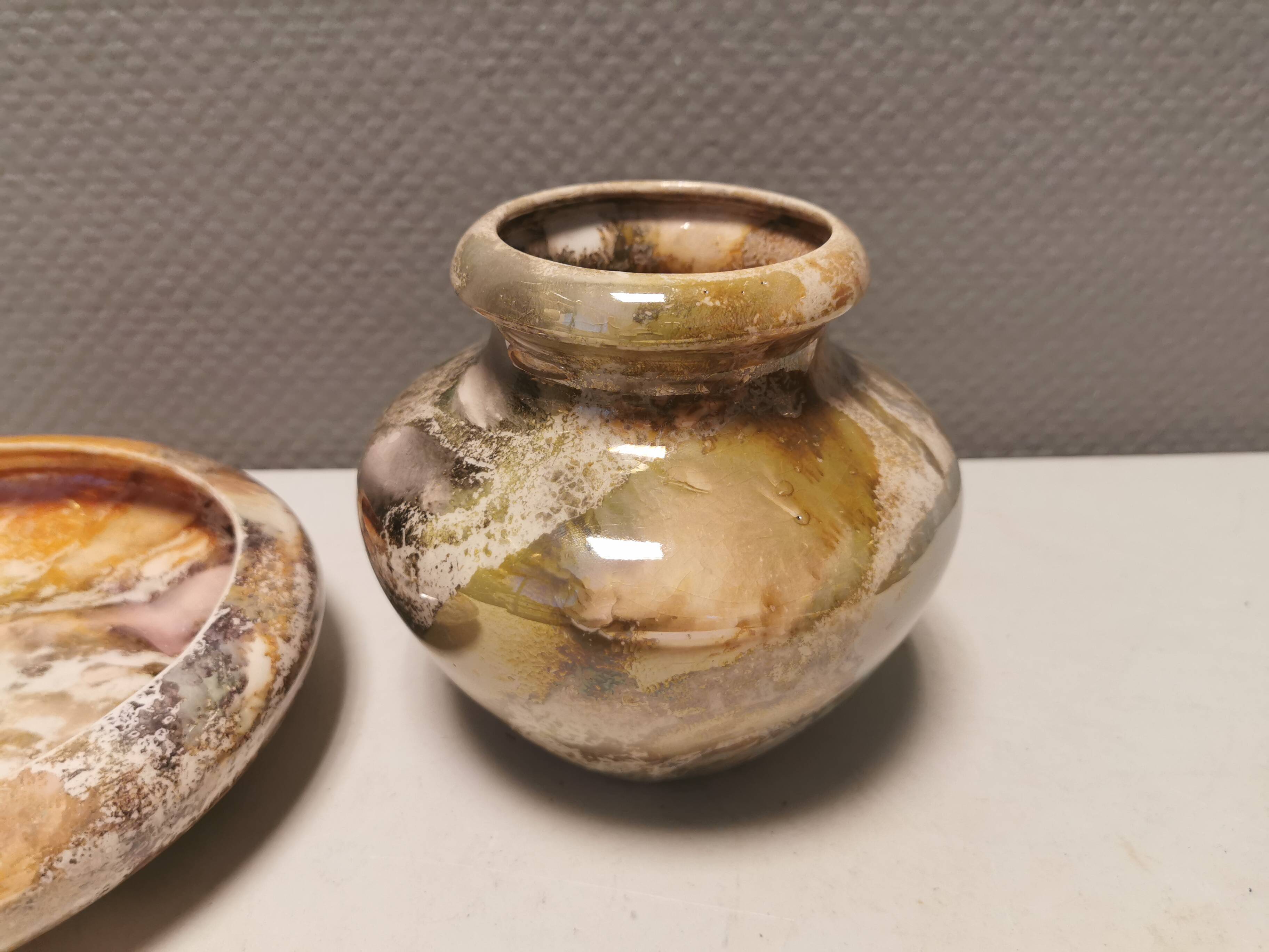 A set from Finnish Arabia, consisting of an Art Deco vase and matching dish, marbled lustre glaze.