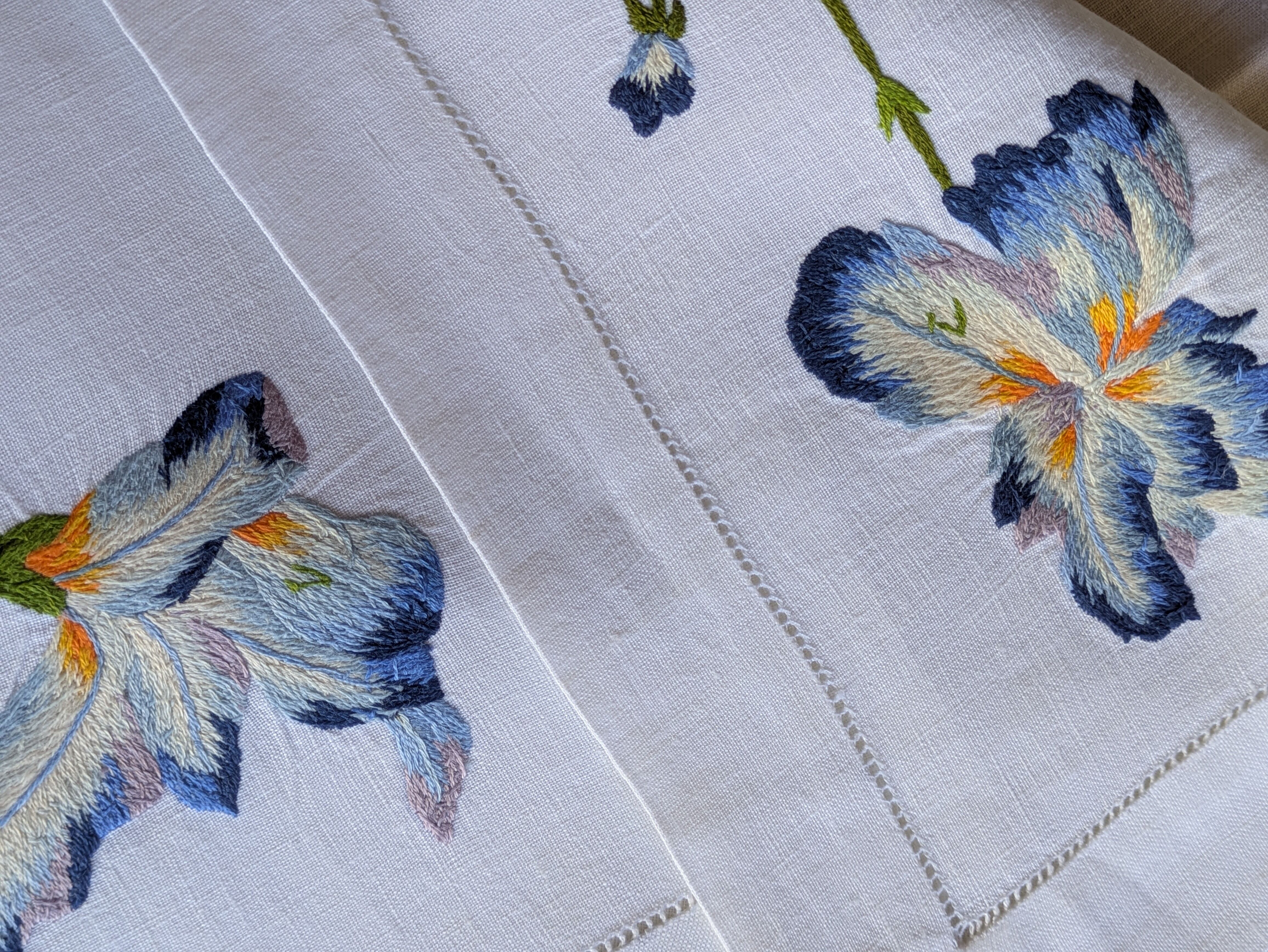 Set et sa serviette assortie motif Iris attribués à D. Porthault