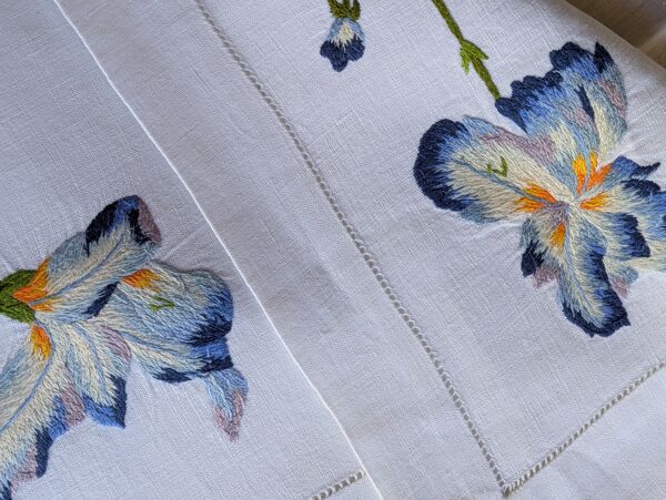 Set et sa serviette assortie motif Iris attribués à D. Porthault