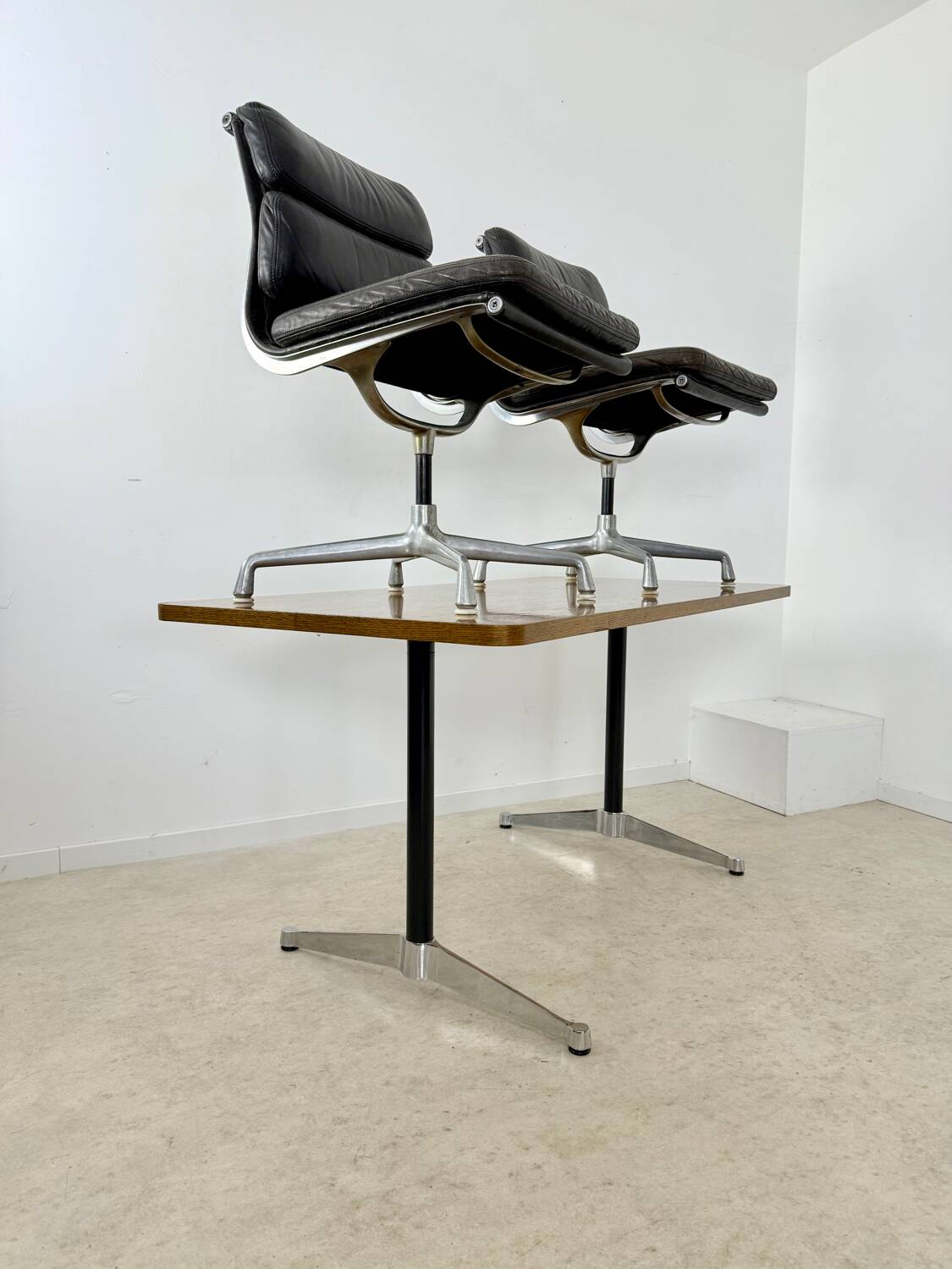 Lot of 2 leather soft pad armchairs chairs EA205 design Charles Eames Herman Miller edition vintage 60s