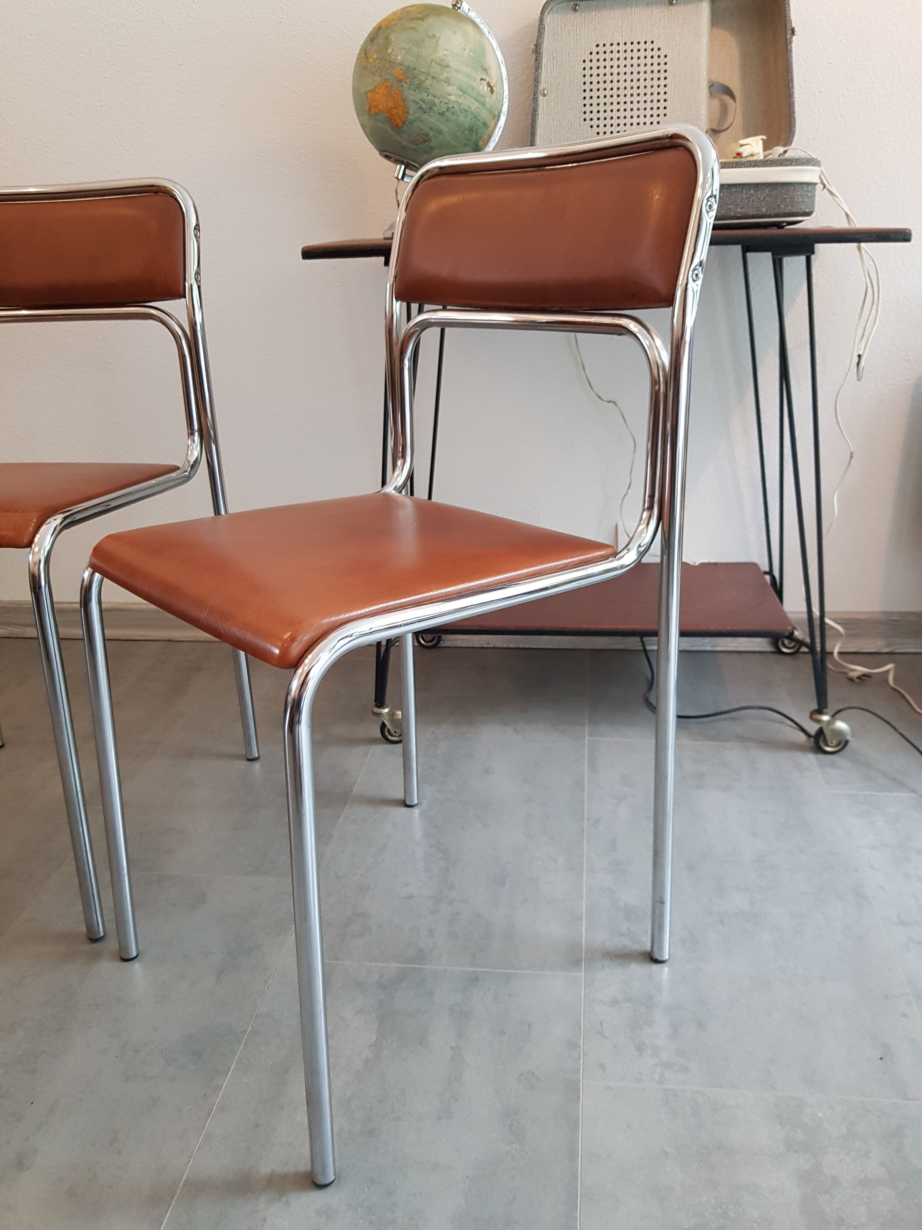 Paire de chaises chrome et skaï seventies