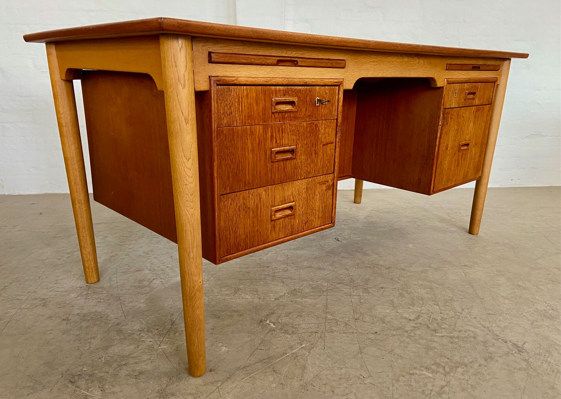 Vintage Danish desk in teak and oak by Børge Mogensen for Søborg Møbelfabrik, 1960s.