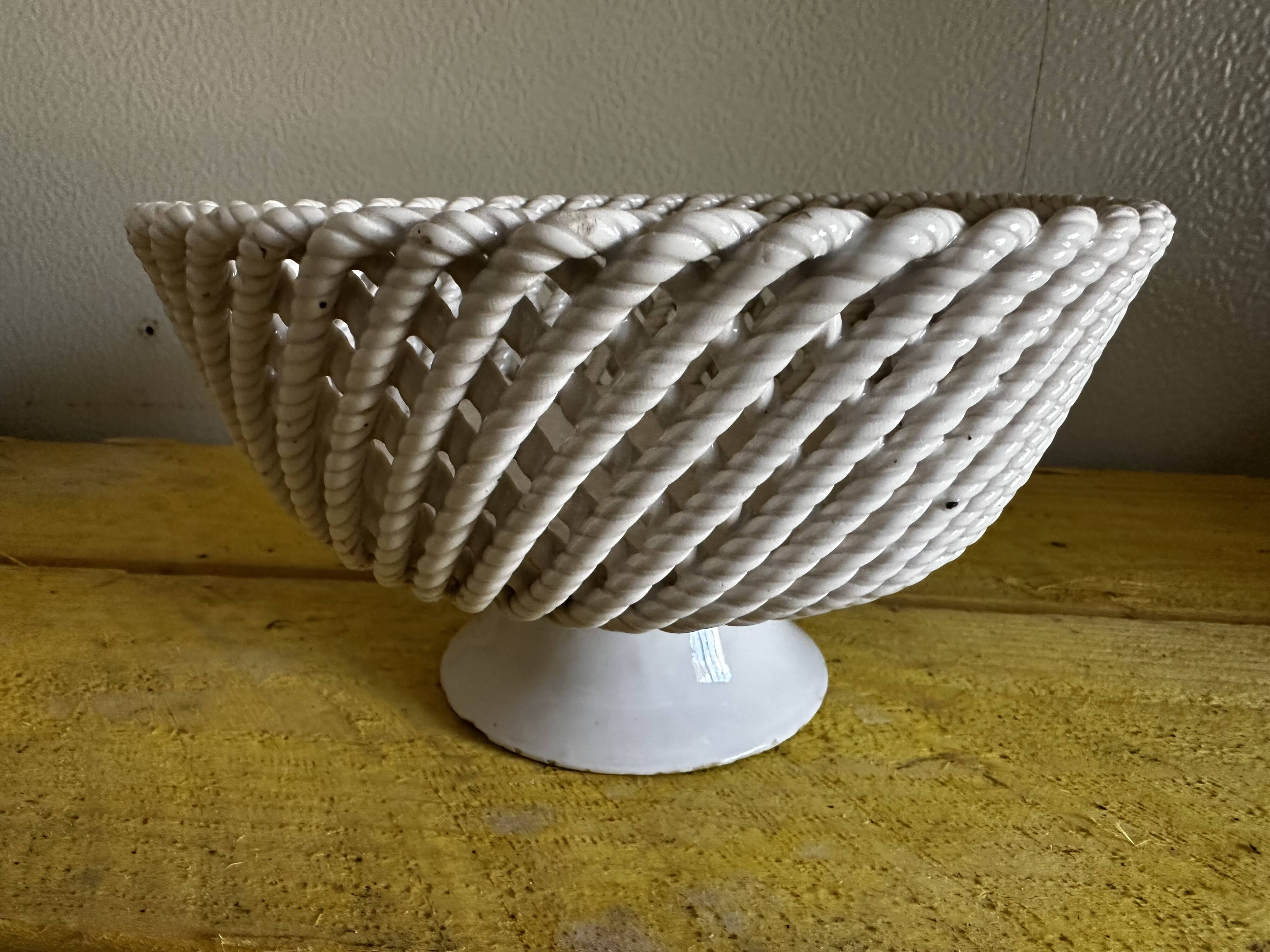 Mid-century woven ceramic basket / empty pocket, diameter 19 cm