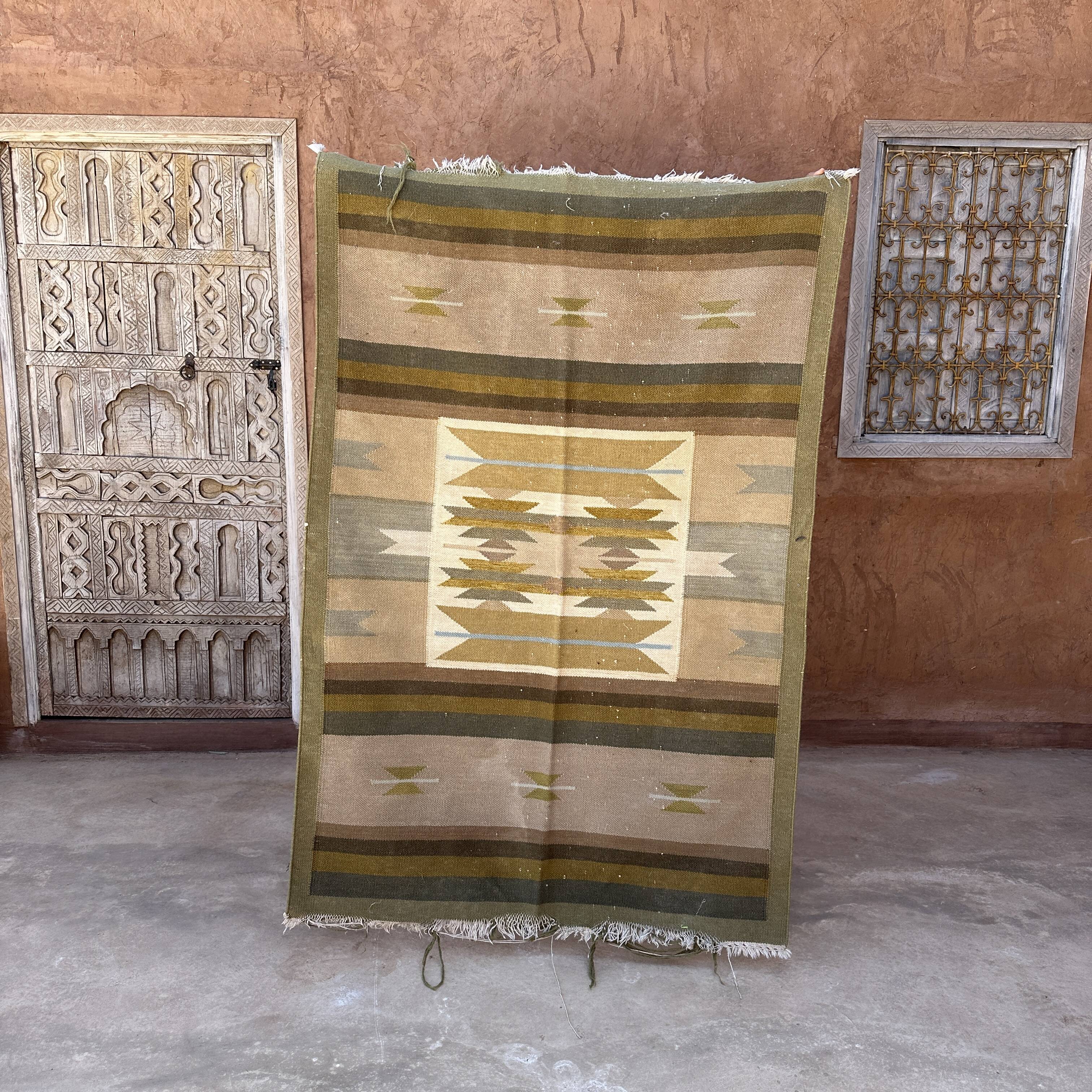 Green Moroccan carpet - 117 x 174 cm