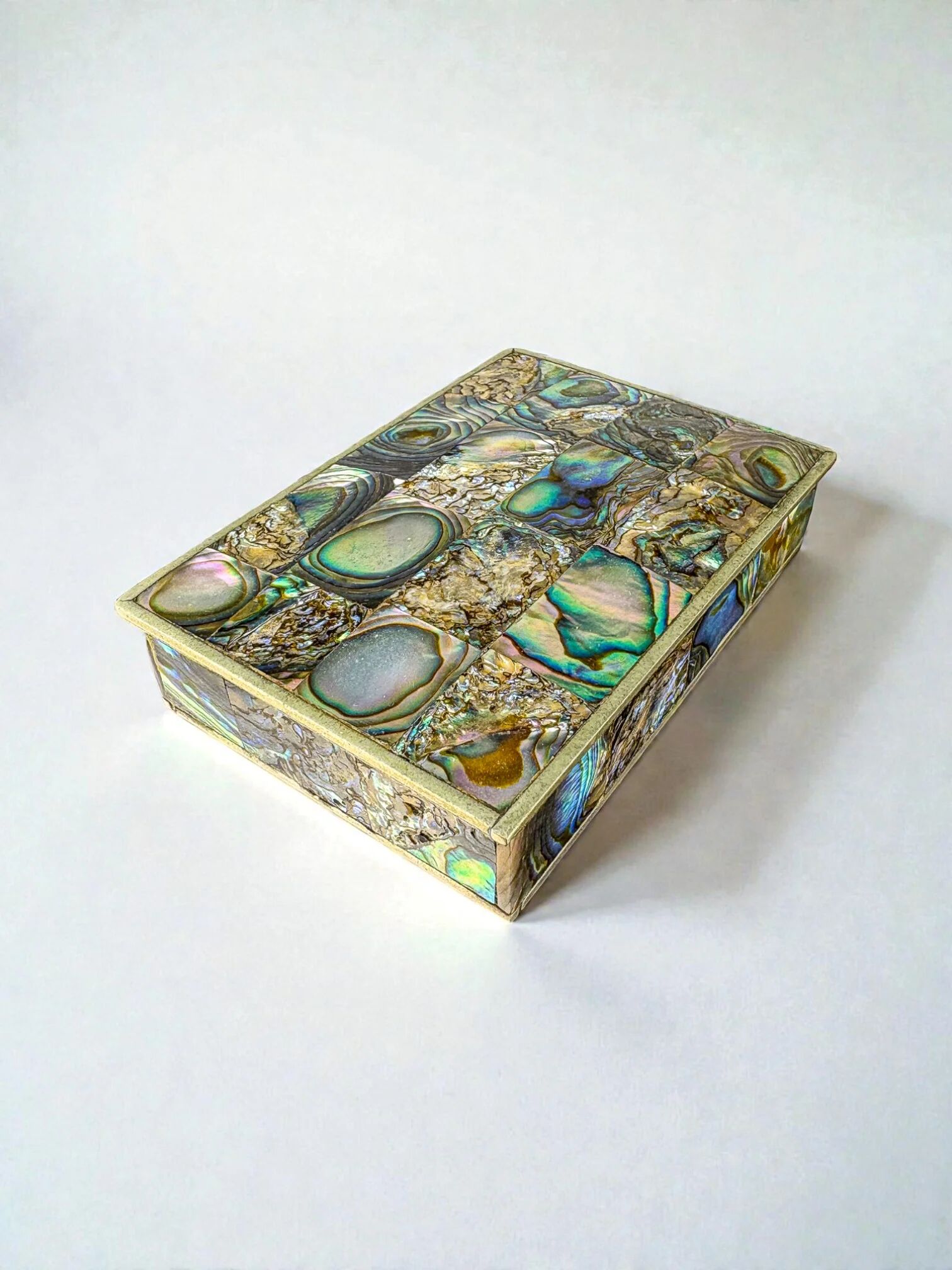 Vide-poche en coquille d'abalone, alpaga et bois, Mexique, vers 1970.