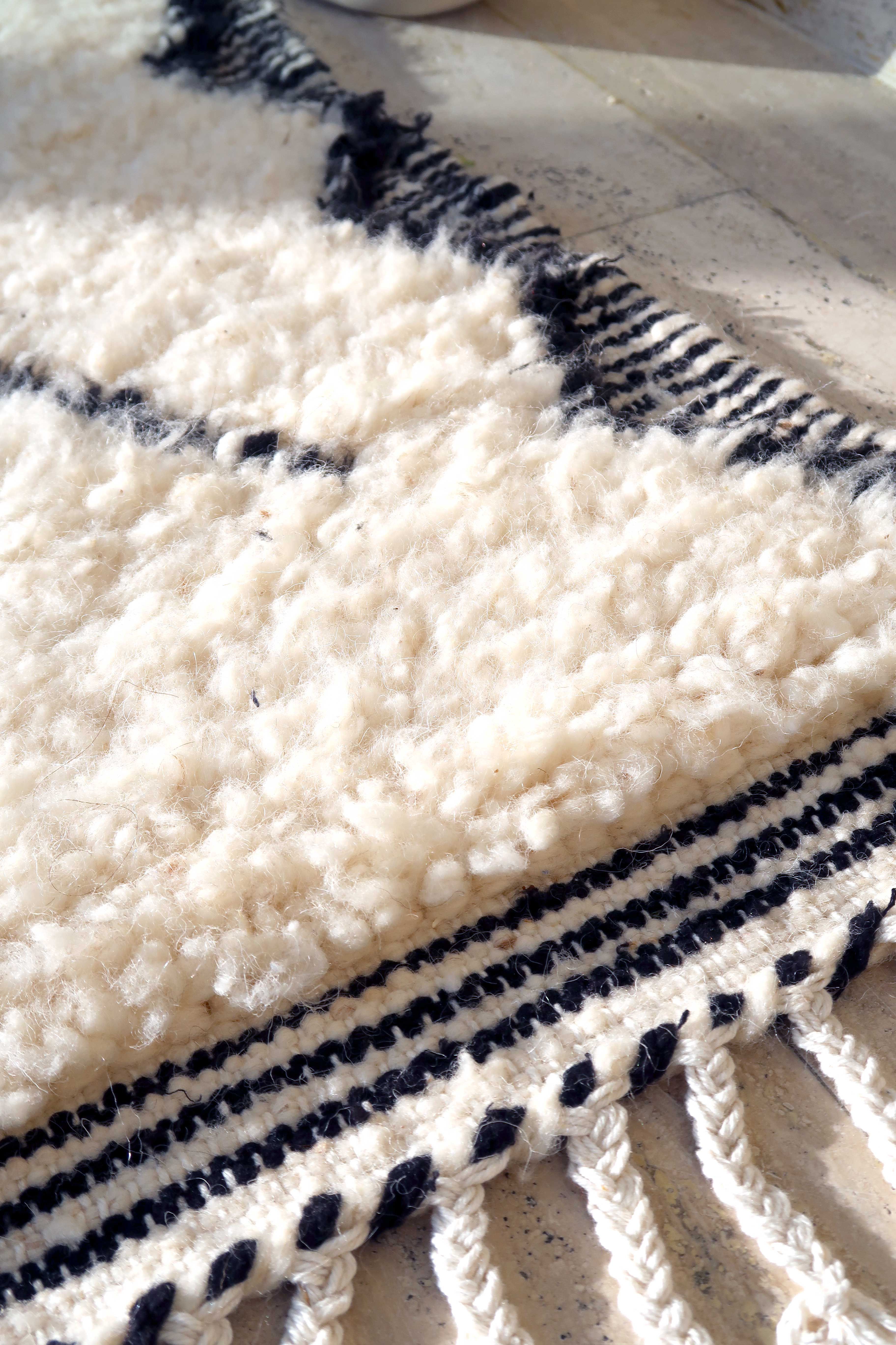 Berber carpet Béni Ouarain black and white with diamonds and braided border