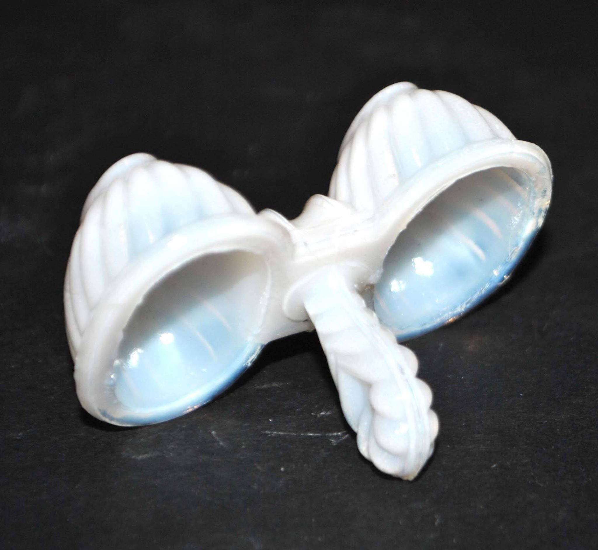 Miniature opaline salt shaker by portieux vallerystahl 1900-1920 toy 6.5cm