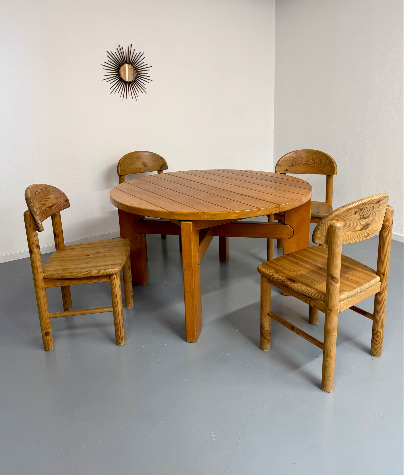 Extendable round table Maison Regain in solid elm, 1970s design.