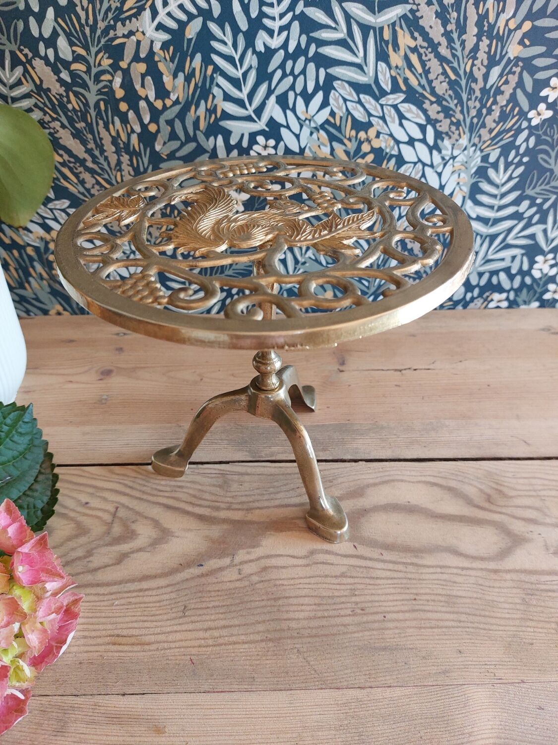 Tripod plant holder in gilded brass