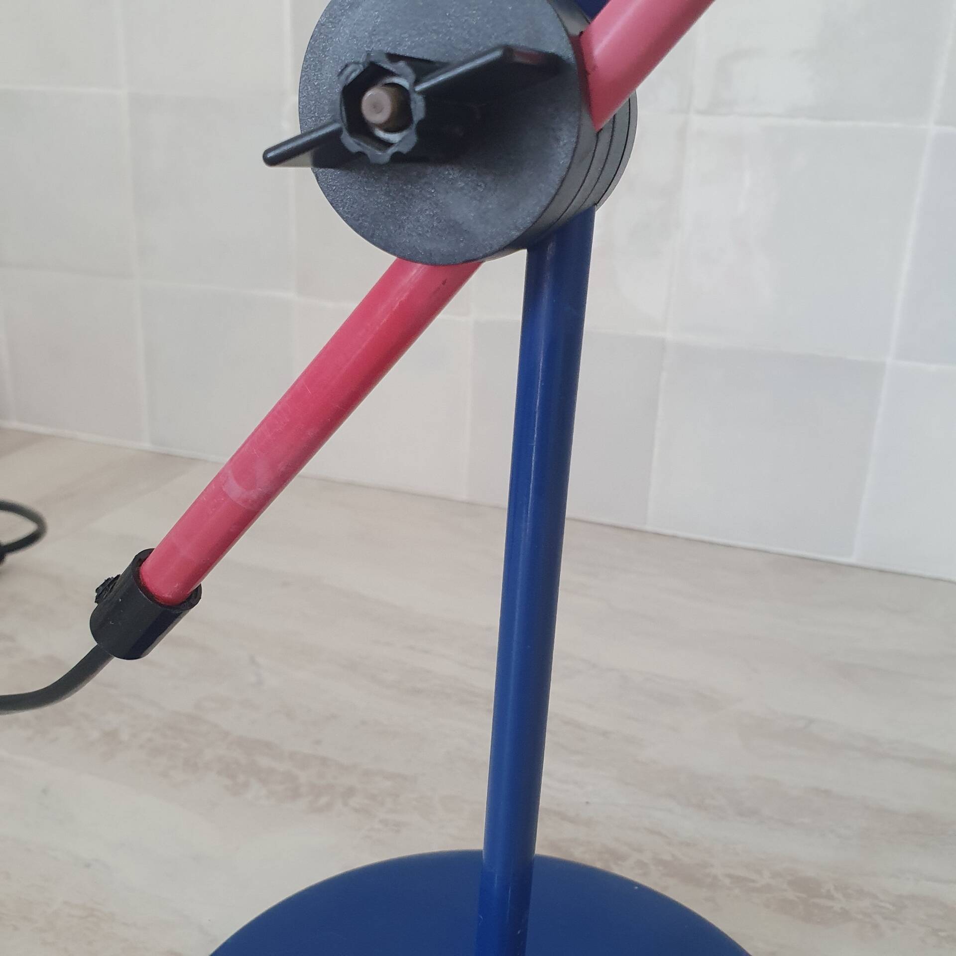 Lampe de bureau style Memphis bleu rouge vert