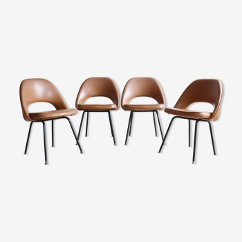 Suite de 4 chaises Conférence par Eero Saarinen pour Knoll des années 50