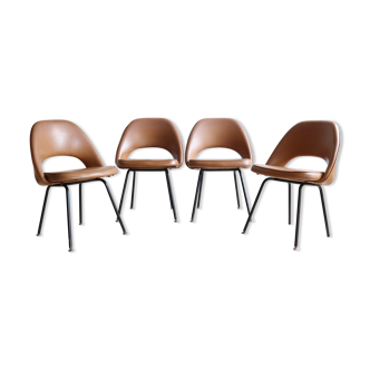 Suite de 4 chaises Conférence par Eero Saarinen pour Knoll des années 50