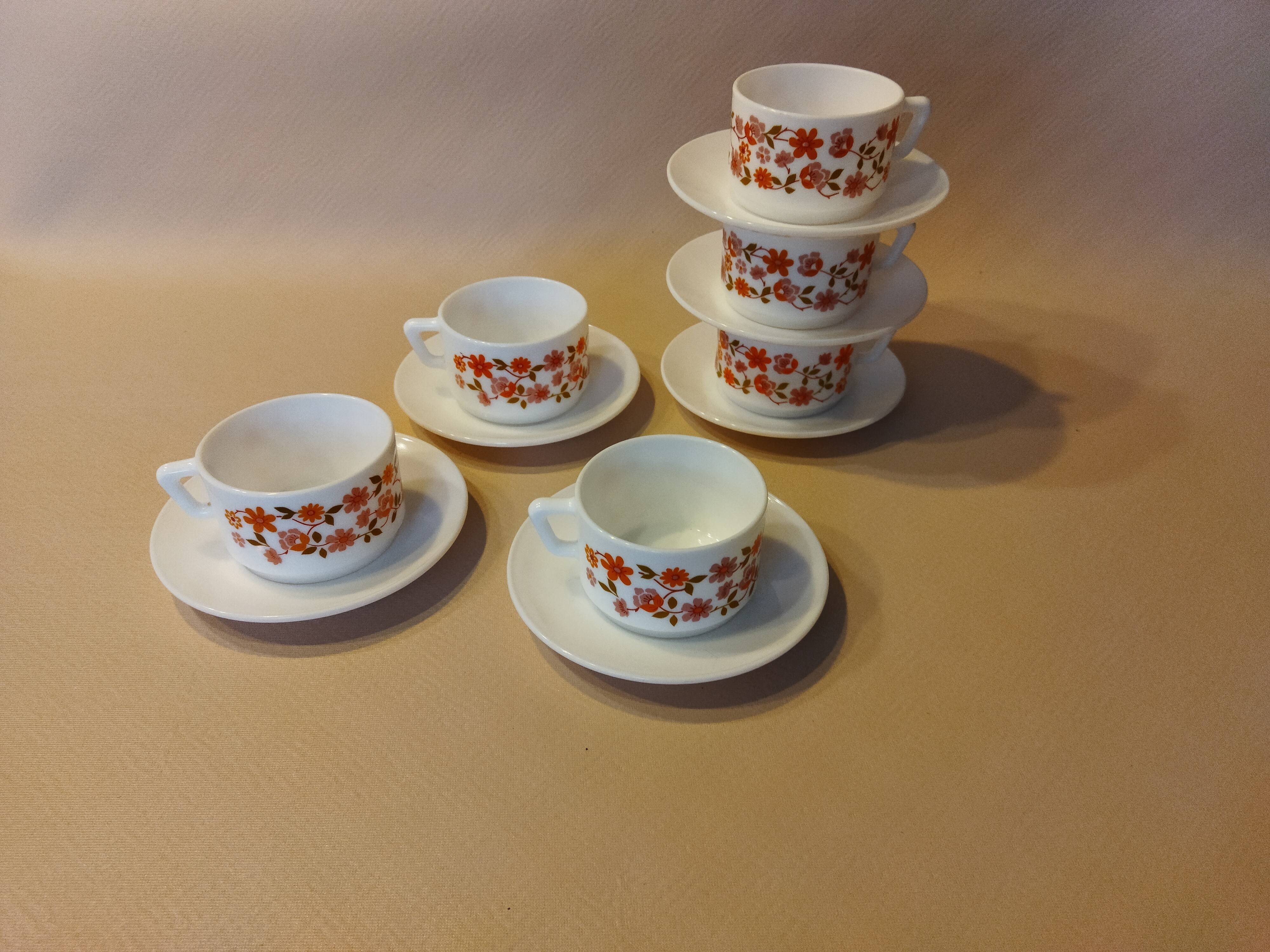 Six Scania Arcopal coffee cups