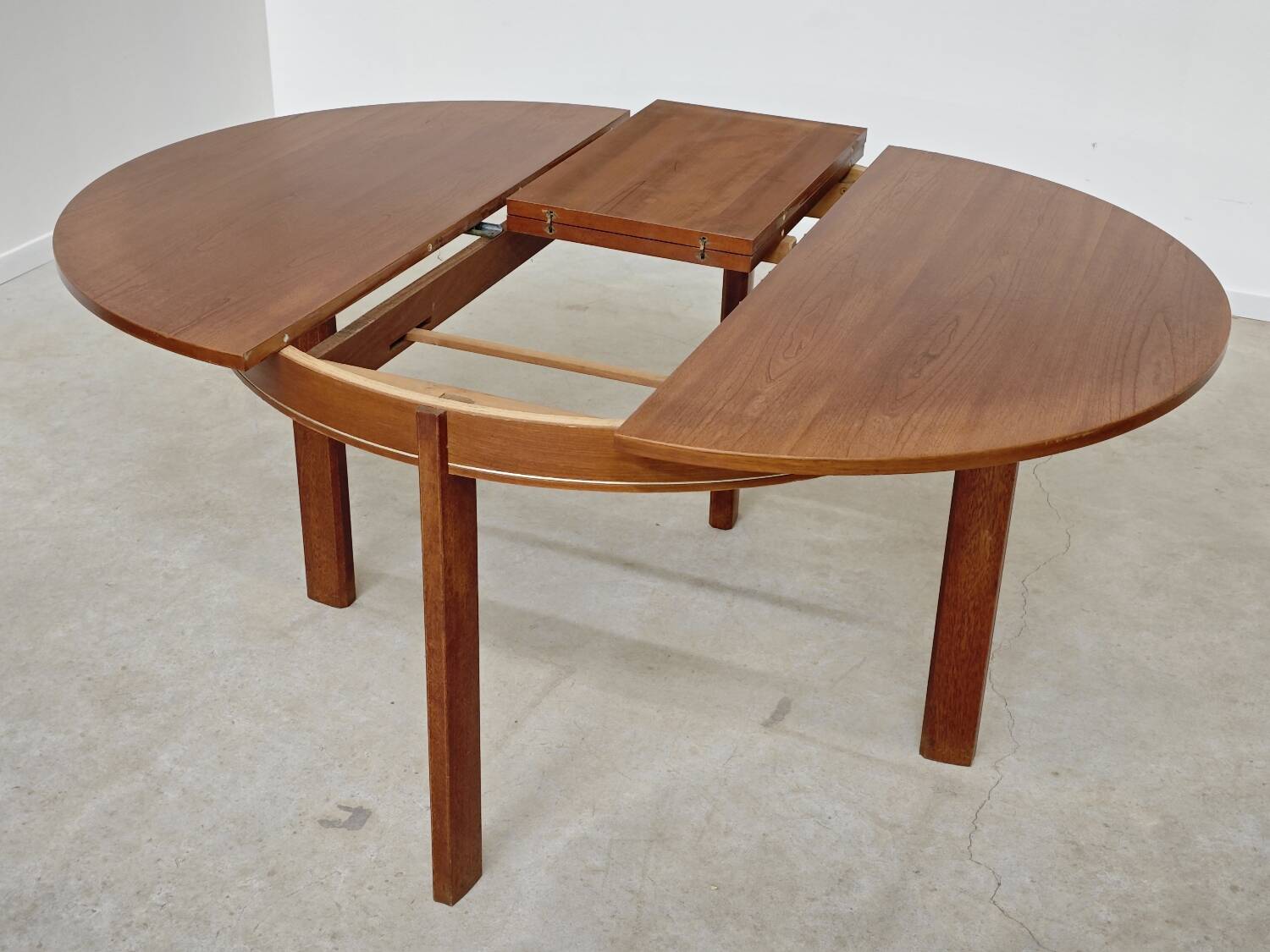 Extendable table with integrated Scandinavian style Self