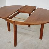 Extendable table with integrated Scandinavian style Self