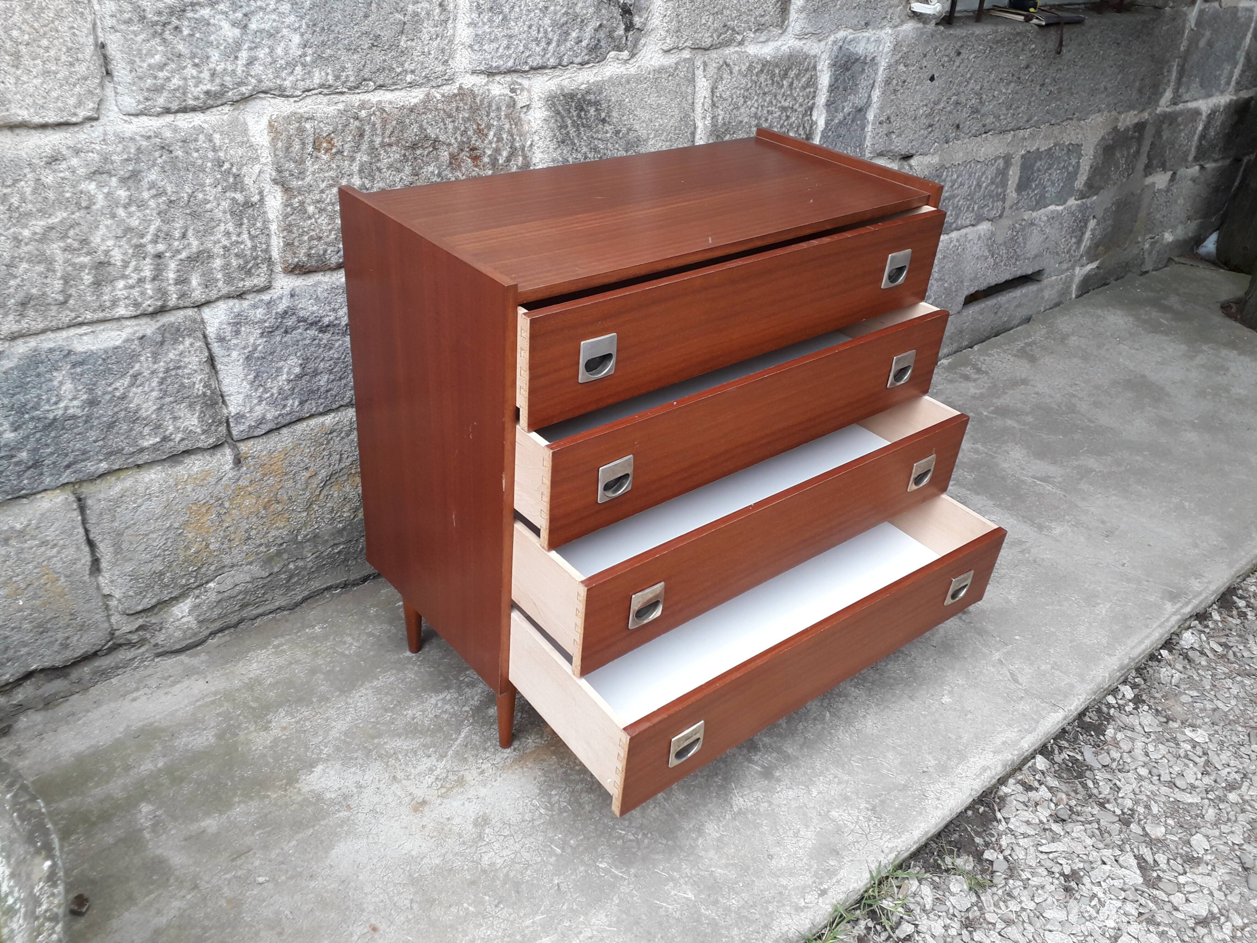 Commode vintage pieds fuseaux