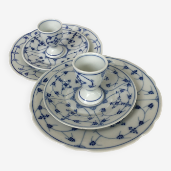 Petit-déjeuner coquetiers et assiettes en porcelaine