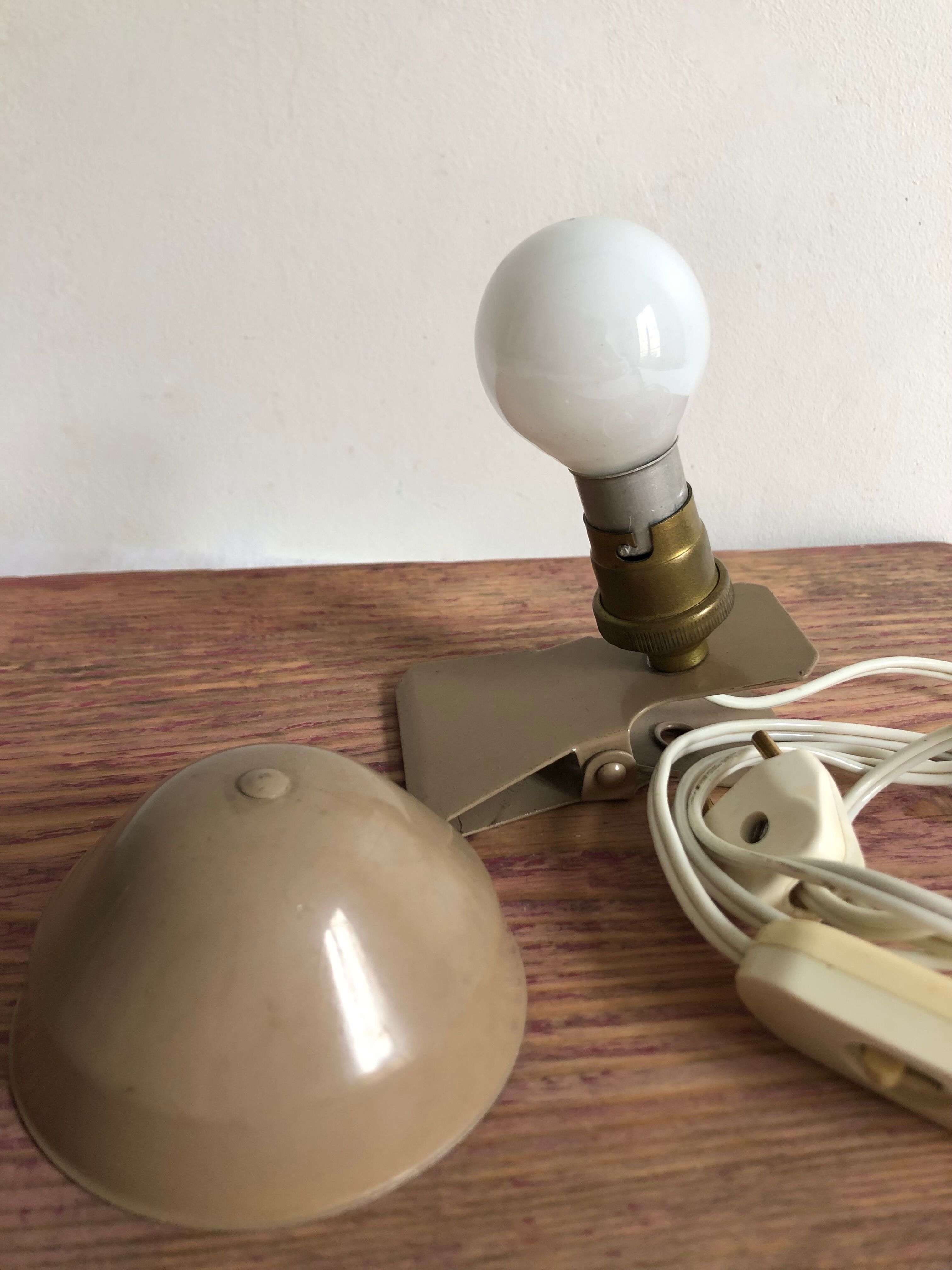 Mushroom clip lamp