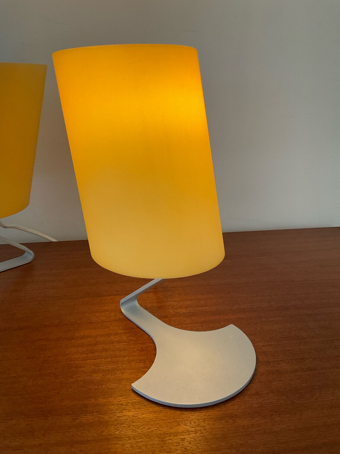 Paire de lampes design en opaline jaune et métal