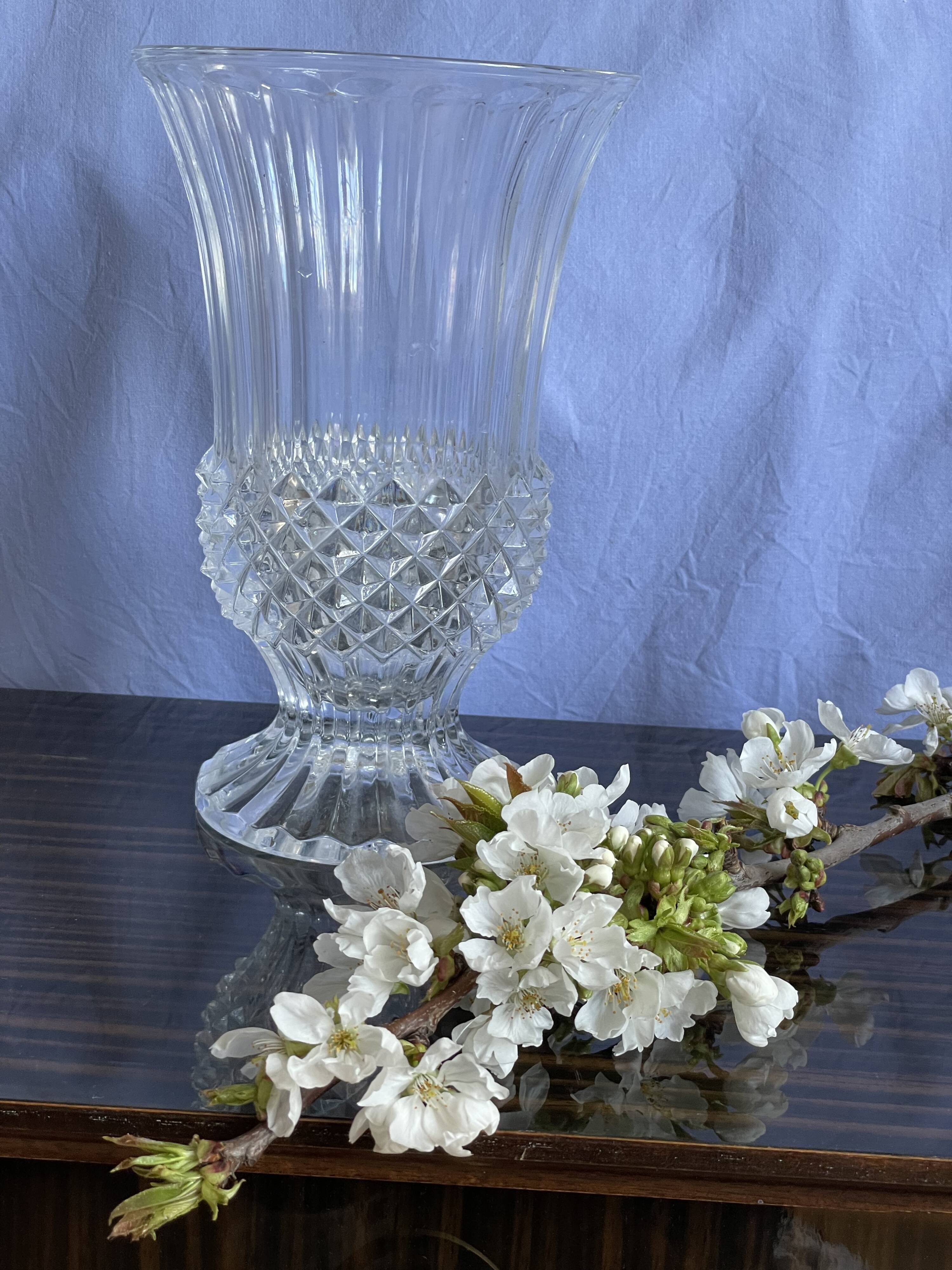 Very nice vintage vase tip of glass diamonds